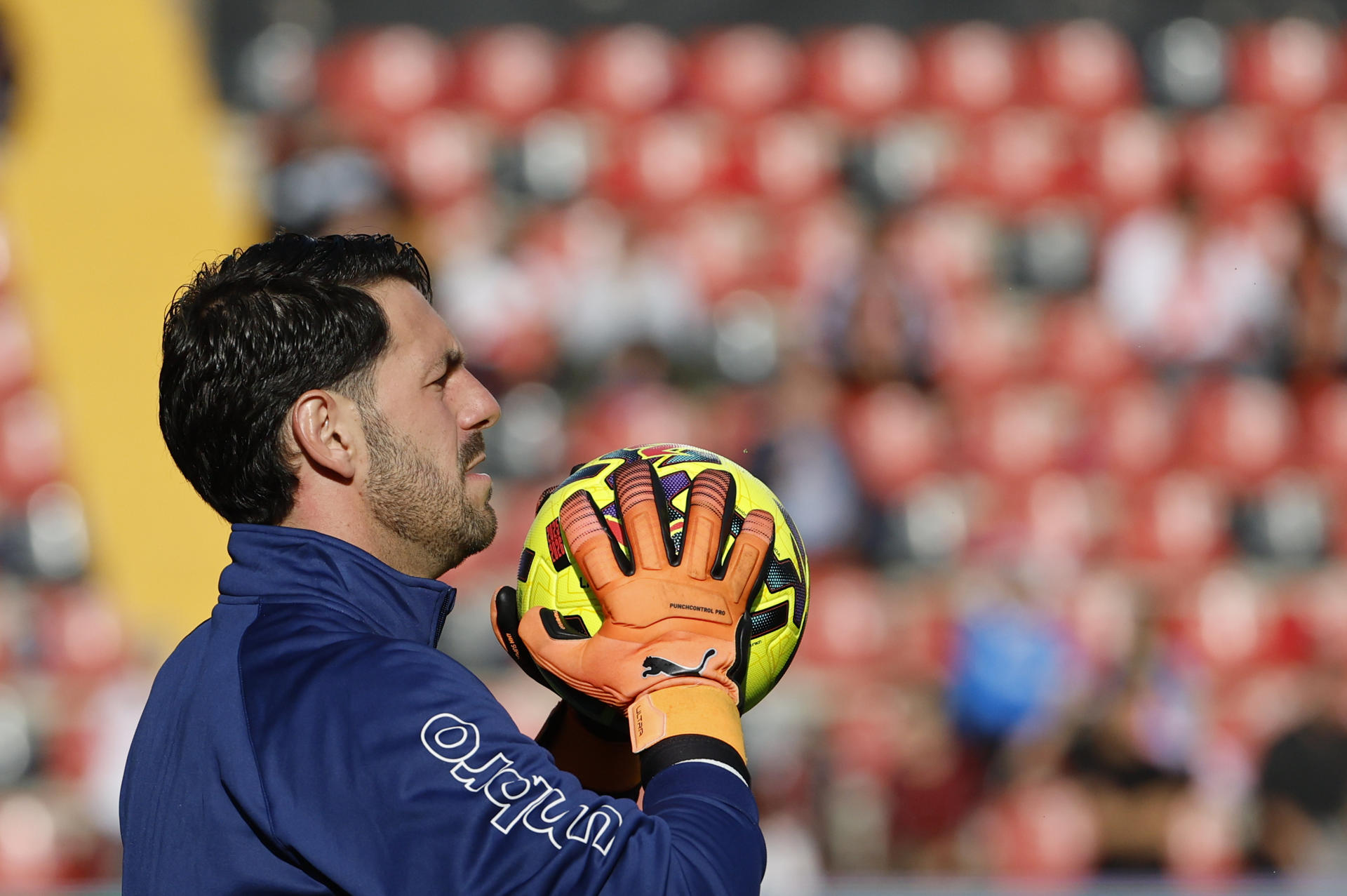 El argentino Augusto Batalla, portero del Rayo Vallecano. EFE/Mariscal