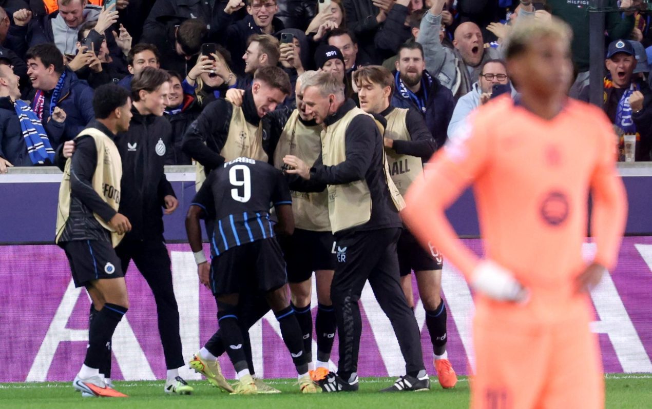 Jugadores del Brujas celebran su tercer gol durante la fase de liga de la Champions League contra el Barcelona, en Brujas, Reino Unido. EFE/EPA/OLIVIER MATTHYS