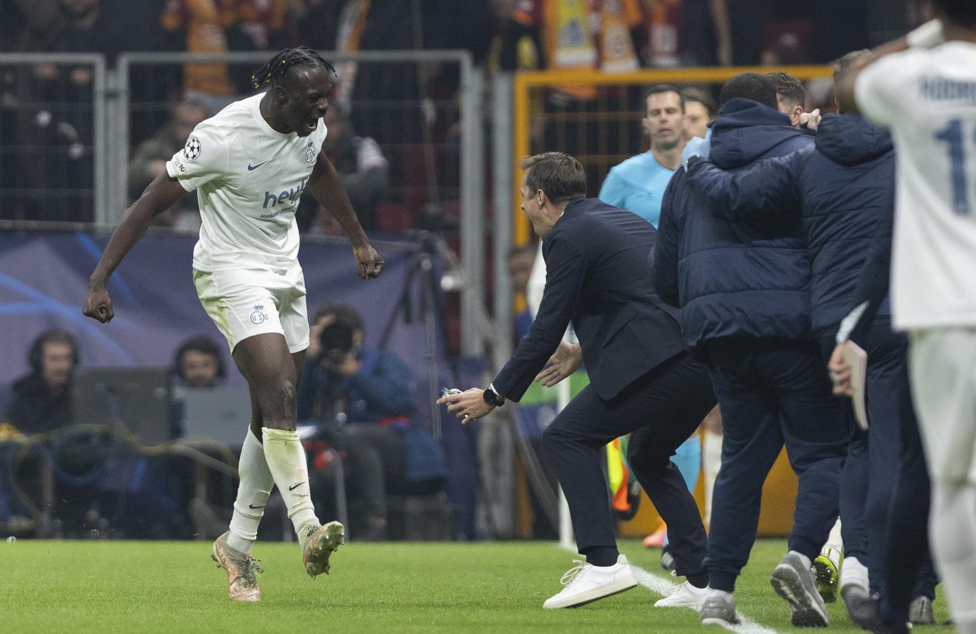 El jugador del Royale Union Saint-Gilloise Promise David (I) celebra con el técnico David Hubert (d) el 0-1 durante el partido de la UEFA Champions League que han jugado Galatasaray y Royale Union Saint-Gilloise en Estambul, Turquía. EFE/EPA/TOLGA BOZOGLU