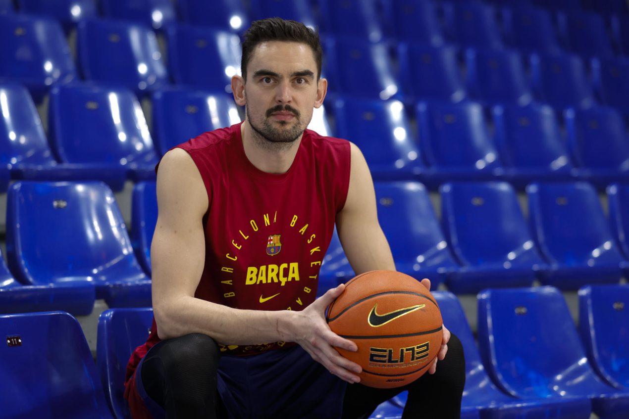 El capitán del Barça, Tomas Satoransky, cree que el club no puede permitirse "otro año en blanco y decir que no pasa nada", aunque sabe que cada curso es "más difícil" conseguir títulos, pues los rivales siguen invirtiendo en proyectos ganadores mientras el presupuesto del equipo azulgrana va menguando. EFE/Toni Albir