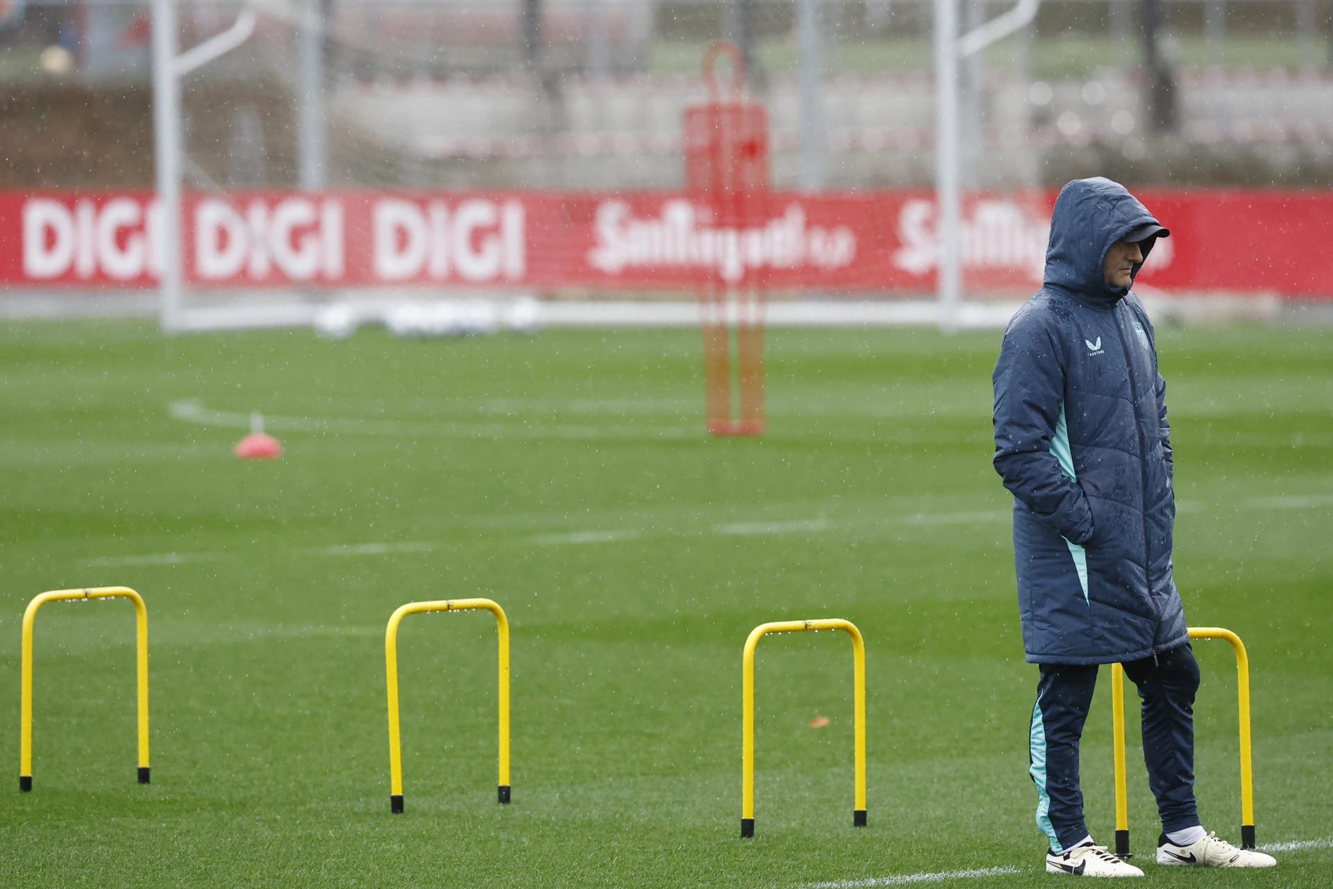 El técnico del Athletic de Bilbao, Ernesto Valvrde, supervisa el entrenamiento con el que el club rojiblanco ha preparado el partido de Liga de Campeones ante el Slavia de Praga en el Fortuna Arena de la capital checa. EFE/ Miguel Toña