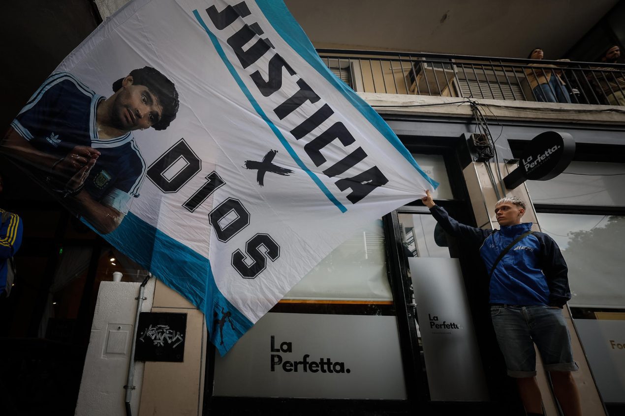 Foto de archivo que muestra a simpatizantes de Diego Armando Maradona, frente a los tribunales de San Isidro en Buenos Aires, (Aregentina). EFE/ Juan Ignacio Roncoroni