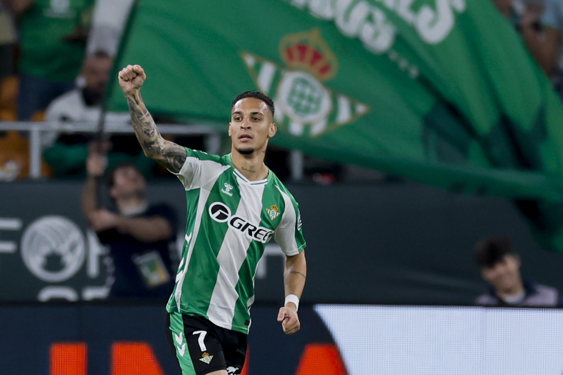 El centrocampista brasileño del Real Betis Antony dos Santos celebra su gol durante el partido de la jornada 11 de LaLiga que Real Betis y RCD Mallorca disputaron en el estadio de La Cartuja, en Sevilla. EFE/José Manuel Vidal