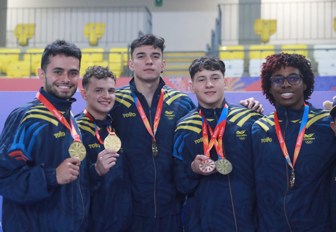 Integrantes del equipo de Colombia posan en el podio de gimnasia artística masculina de los Juegos Bolivarianos este jueves, en Lima (Perú). EFE/ STR