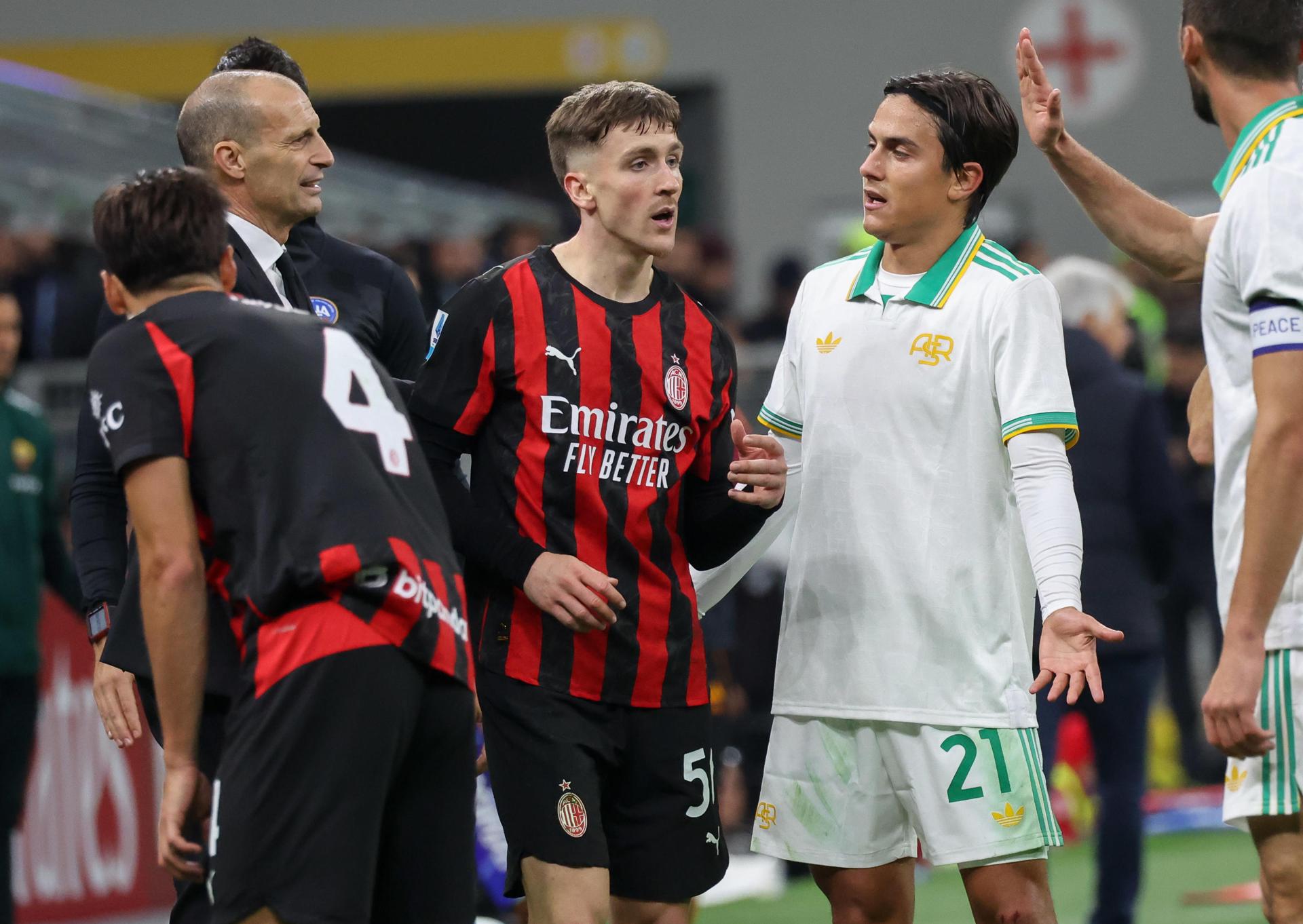 El jugador del AC Milan's Alexis Saelemaekers (I) junto a Paulo Dybala, del AS Roma, durante el partido de la Serie A que han jugado AC Milan y AS Roma en Milan, Italia. EFE/EPA/Roberto Bregani