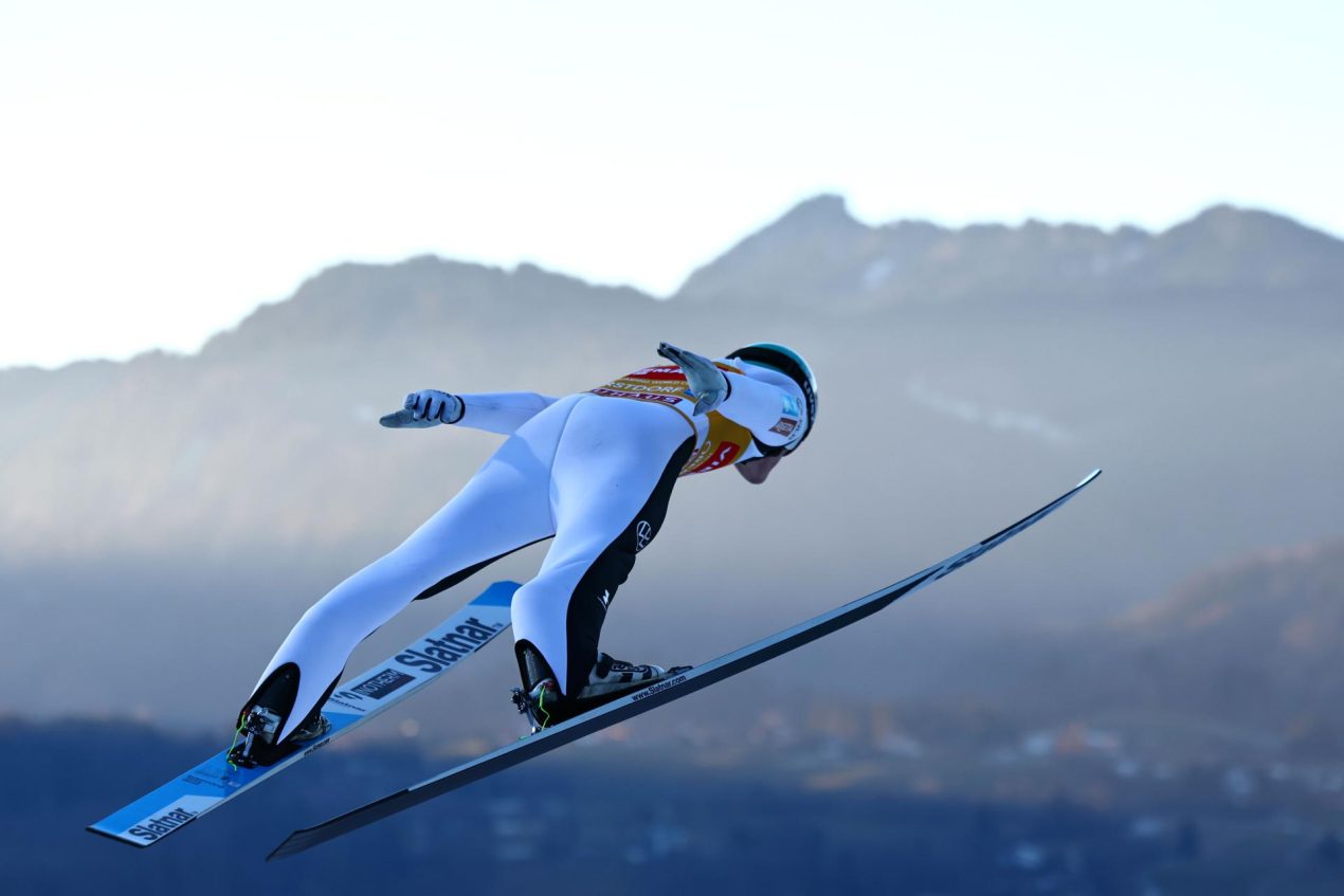 OBERSTDORF (Alemania), 28/12/2025.- El esloveno Domen Prevc, líder de la Copa del Mundo de saltos de esquí nórdico y gran favorito, durante los entrenamientos de este domingo en la localidad alemana de Oberstdorf, sede de la primera prueba del prestigioso torneo Cuatro Trampolines, cuya LXXIV edición arranca este lunes. EFE/EPA/ANNA SZILAGYI