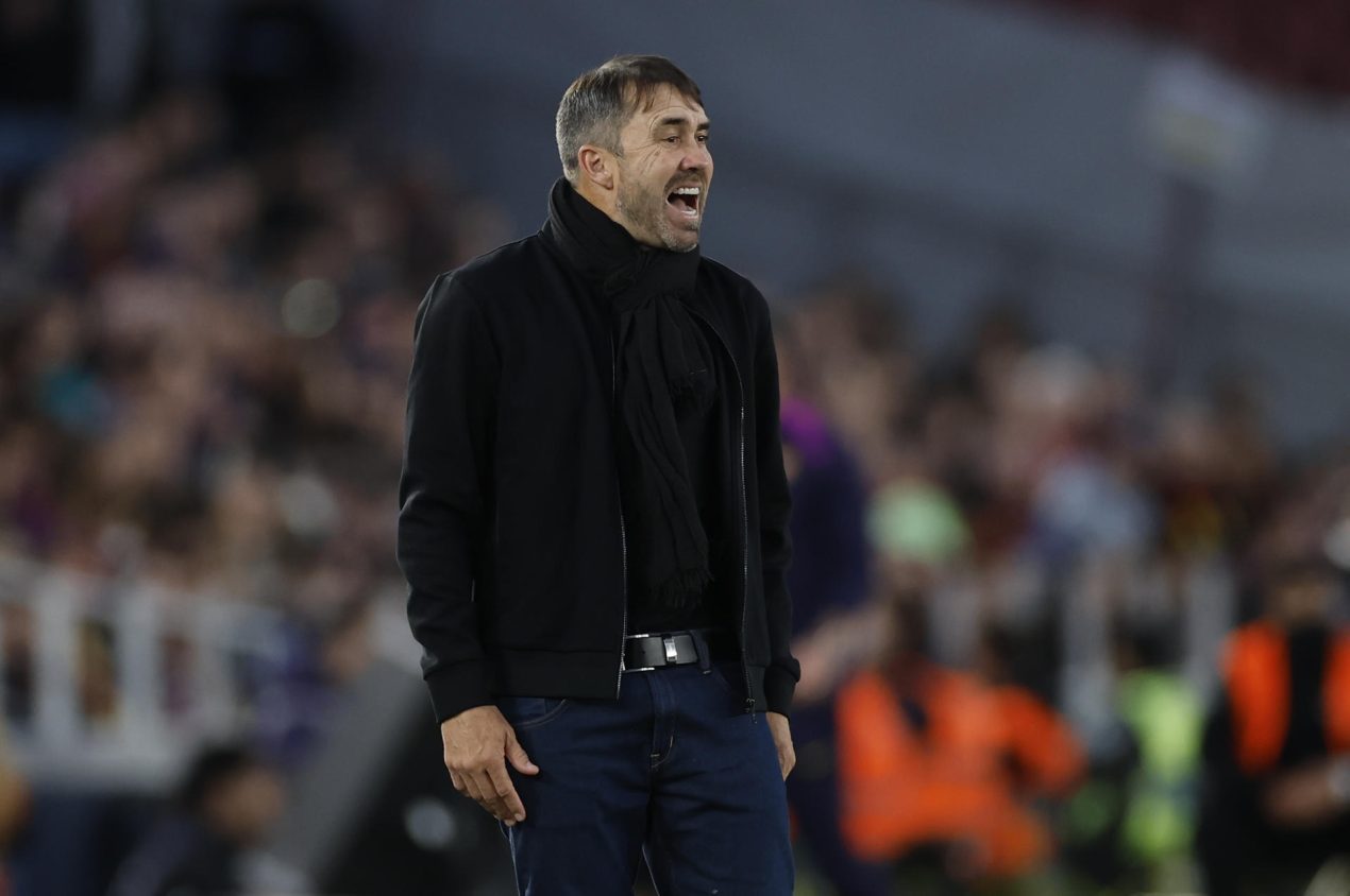 El entrenador argentino del Alavés, Eduardo Coudet, durante el partido de LaLiga EA Sports, entre FC Barcelona y Deportivo Alavés, disputado este sábado, 29 de noviembre. EFE/ Alberto Estevez
