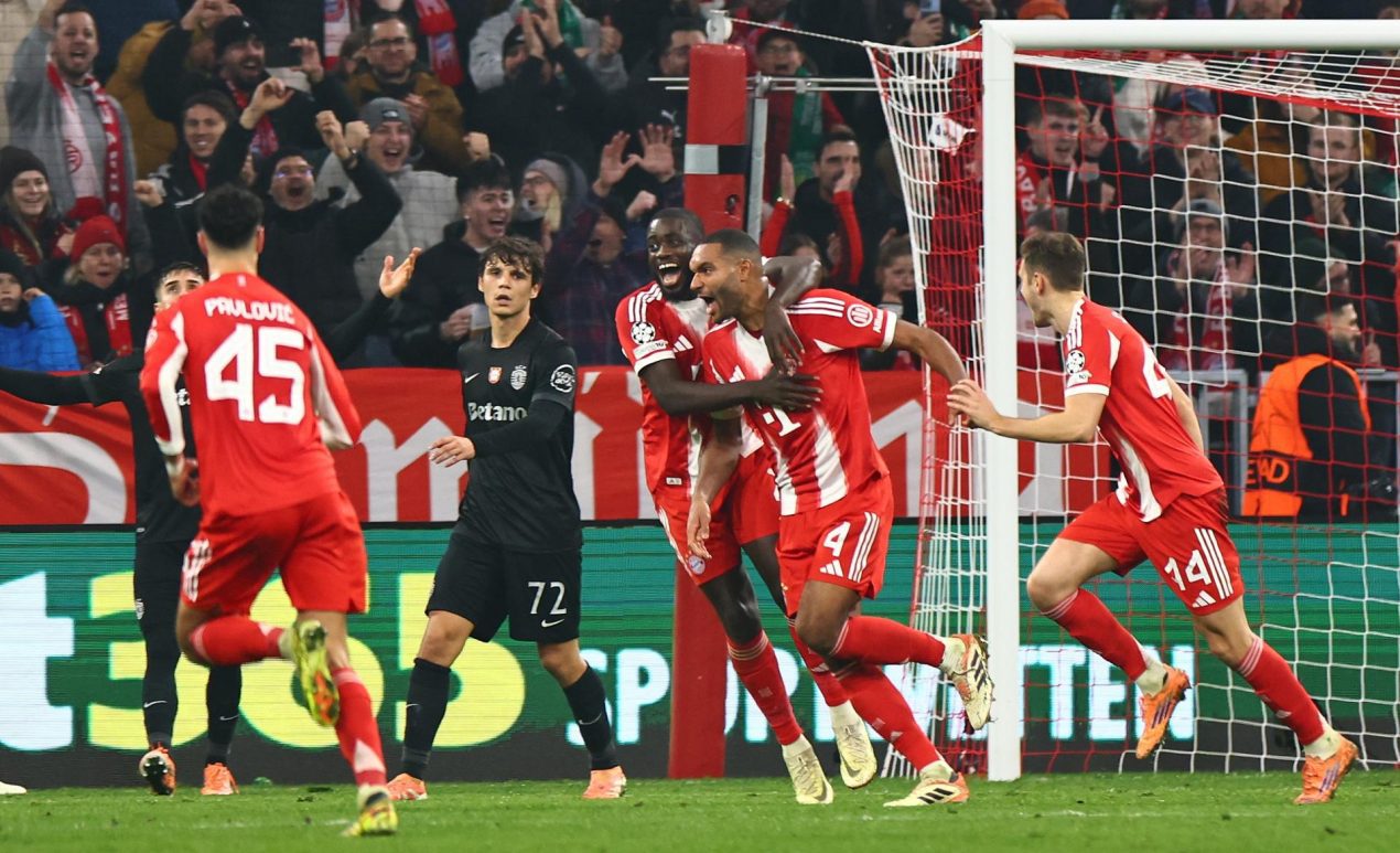 El jugador del Bayern Jonathan Tah (2-d) celebra el 3-1 durante el partido de la UEFA Champions League que han jugado FC Bayern Munich y Sporting CP, en Múnich,  Alemania. EFE/EPA/ANNA SZILAGYI
