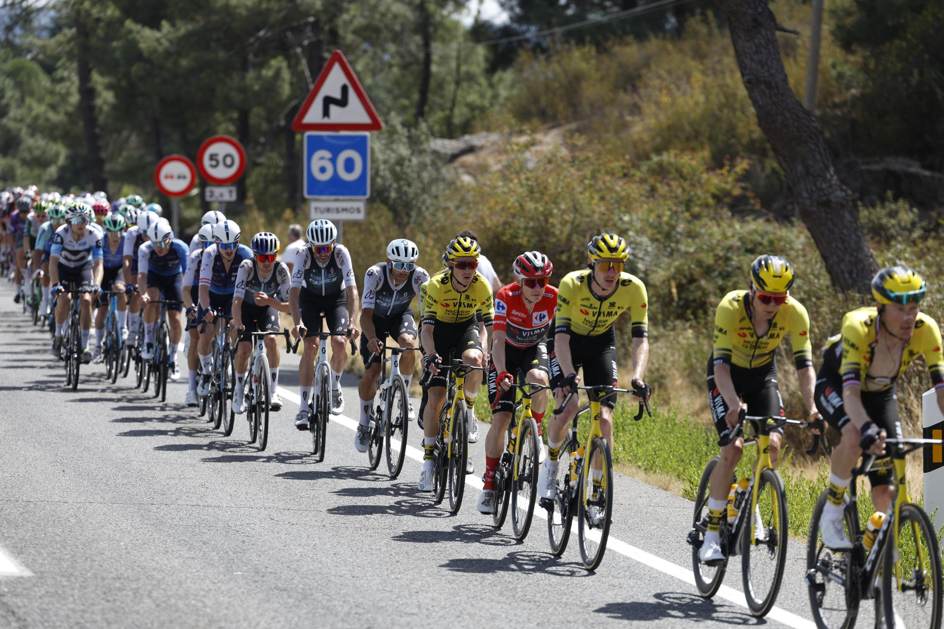 El pelotón de La Vuelta a España en foto de archivo de Javier Lizón. EFE