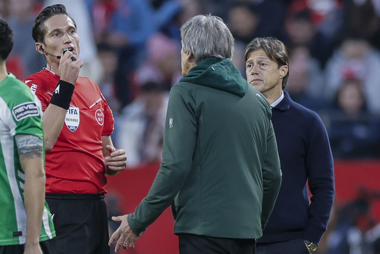 Los entrenadores del Betis, Manuel Pellegrini (c), y del Sevilla, Matías Almeyda (d), conversan con el colegiado José Luis Munuera Montero (i) tras la suspensión temporal del LaLiga disputado el 30 d noviembre en el Estadio Ramón Sánchez-Pizjuán de Sevilla. EFE/ José Manuel Vidal