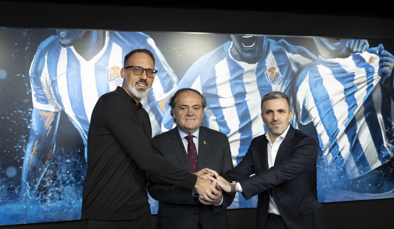 El presidente de la Real Sociedad, Jokin Aperribay (c), y el director deportivo del club, Erik Bretos (i), han presentado este lunes a su nuevo entrenador, el estadounidense Pellegrino Matarazzo (i), quien llega al club donostiarra con el objetivo de enderezar el rumbo del equipo que, tras el empate ante el Levante, ha cerrado el 2025 con 35 puntos en 36 encuentros. EFE/ Javier Etxezarreta