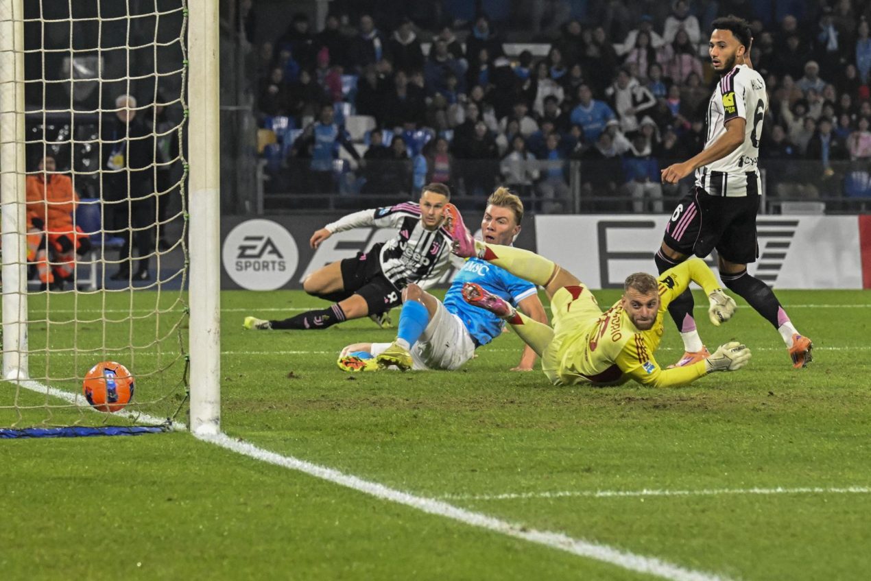 El jugador del Nápoles Rasmus Hojlund (C) logra el 1-0 durante el partido de la Serie A que han jugado SSC Napoli y Juventus FC, en Nápoles, Italia. EFE/EPA/CIRO FUSCO
