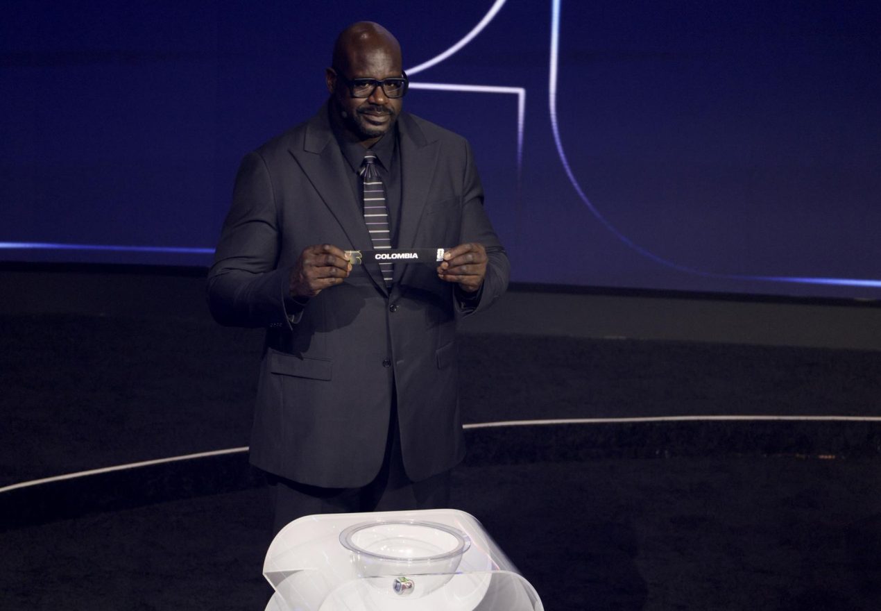 Shaquille O'Neal sostiene el boleto de Colombia durante el Sorteo Final de la Copa Mundial de la FIFA 2026. EFE/EPA/Shawn Thew
