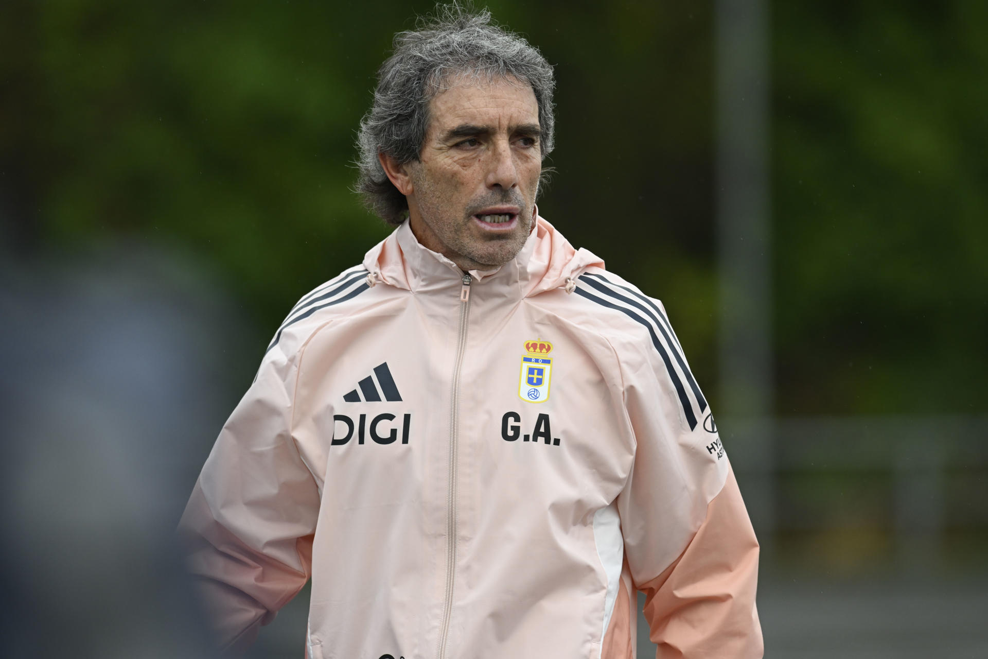 El técnico uruguayo Guillermo Almada, durante su primera sesión como entrenador del Real Oviedo, este martes. Almada, hasta ahora entrenador del Real Valladolid, se convierte en el nuevo técnico del Real Oviedo y sustituye a Luis Carrión en un banquillo que ya suma tres inquilinos en lo que va de temporada. EFE/ Eloy Alonso
