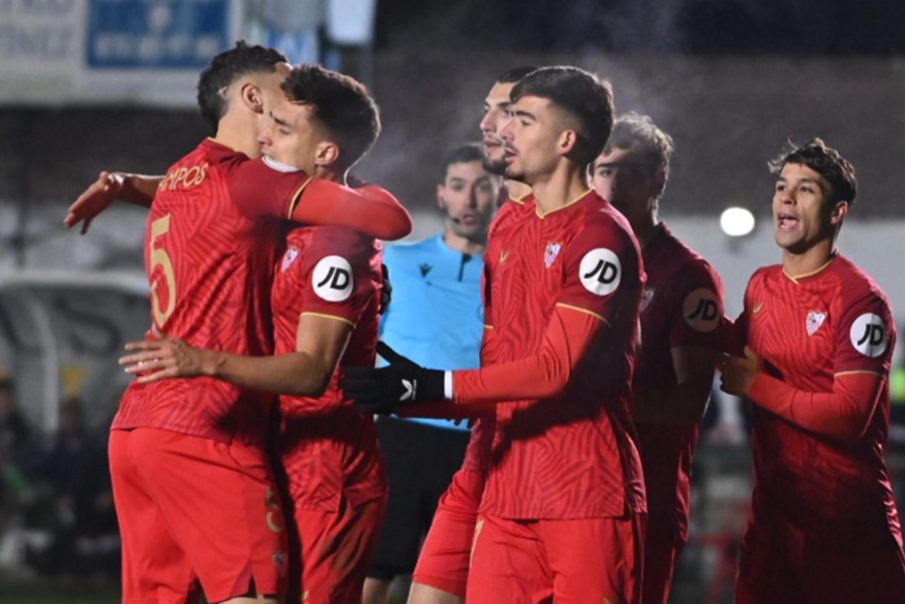 Federico Gattoni (2i) celebra su único gol con el Sevilla, el 6 de diciembre de 2023, durante el encuentro de segunda ronda de la Copa del Rey entre el Atlético Astorga. EFE/ J.Casares