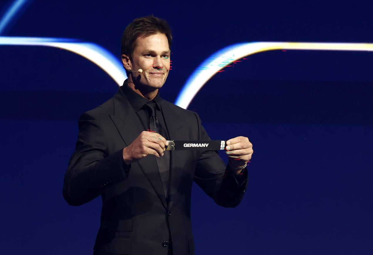 Tom Brady sostiene el boleto de Alemania durante el Sorteo Final de la Copa Mundial de la FIFA 2026. EFE/EPA/Will Oliver