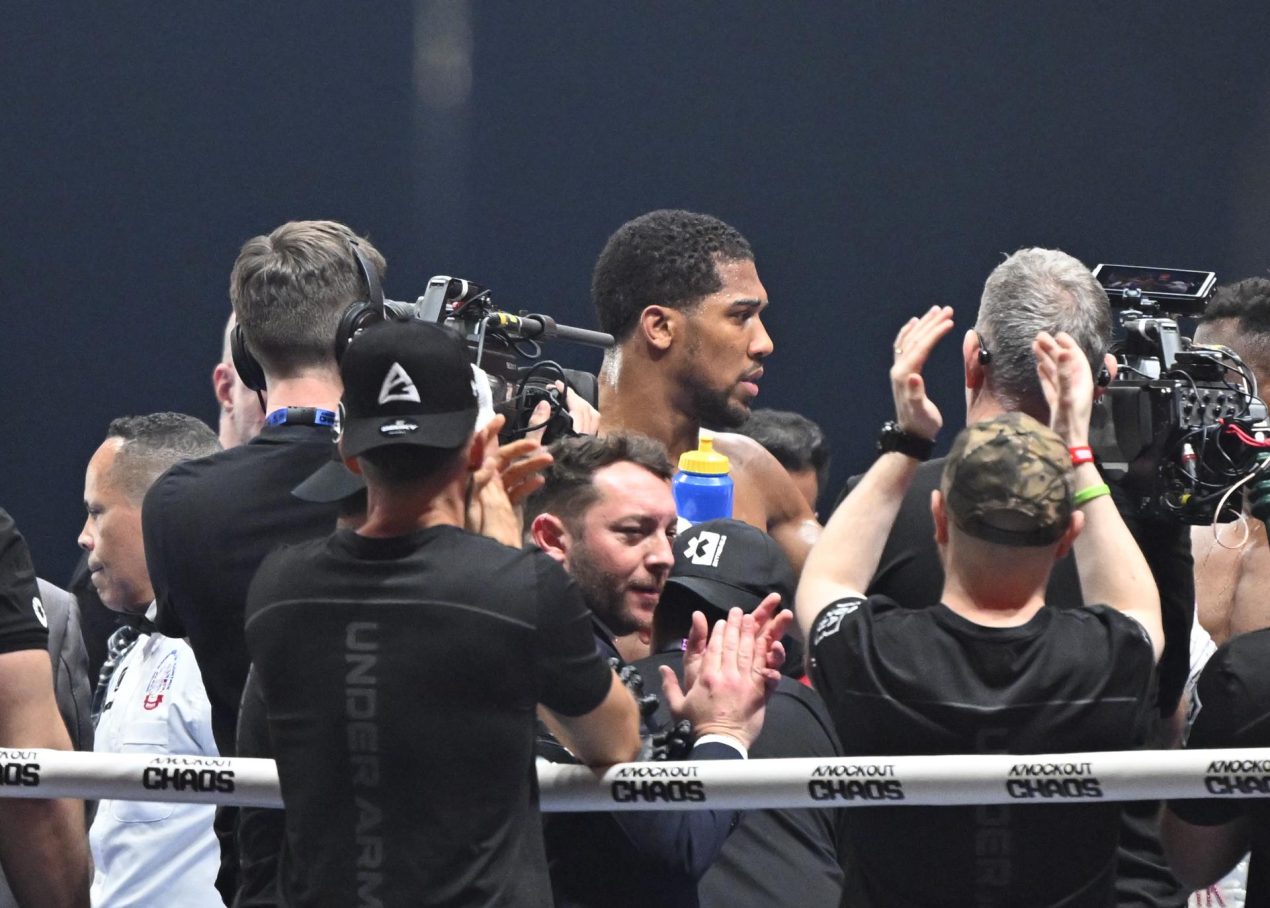 Anthony Joshua (C) en una fotografía de archivo de un combate celebrado en Arabia Saudí. EFE/EPA/STRINGER