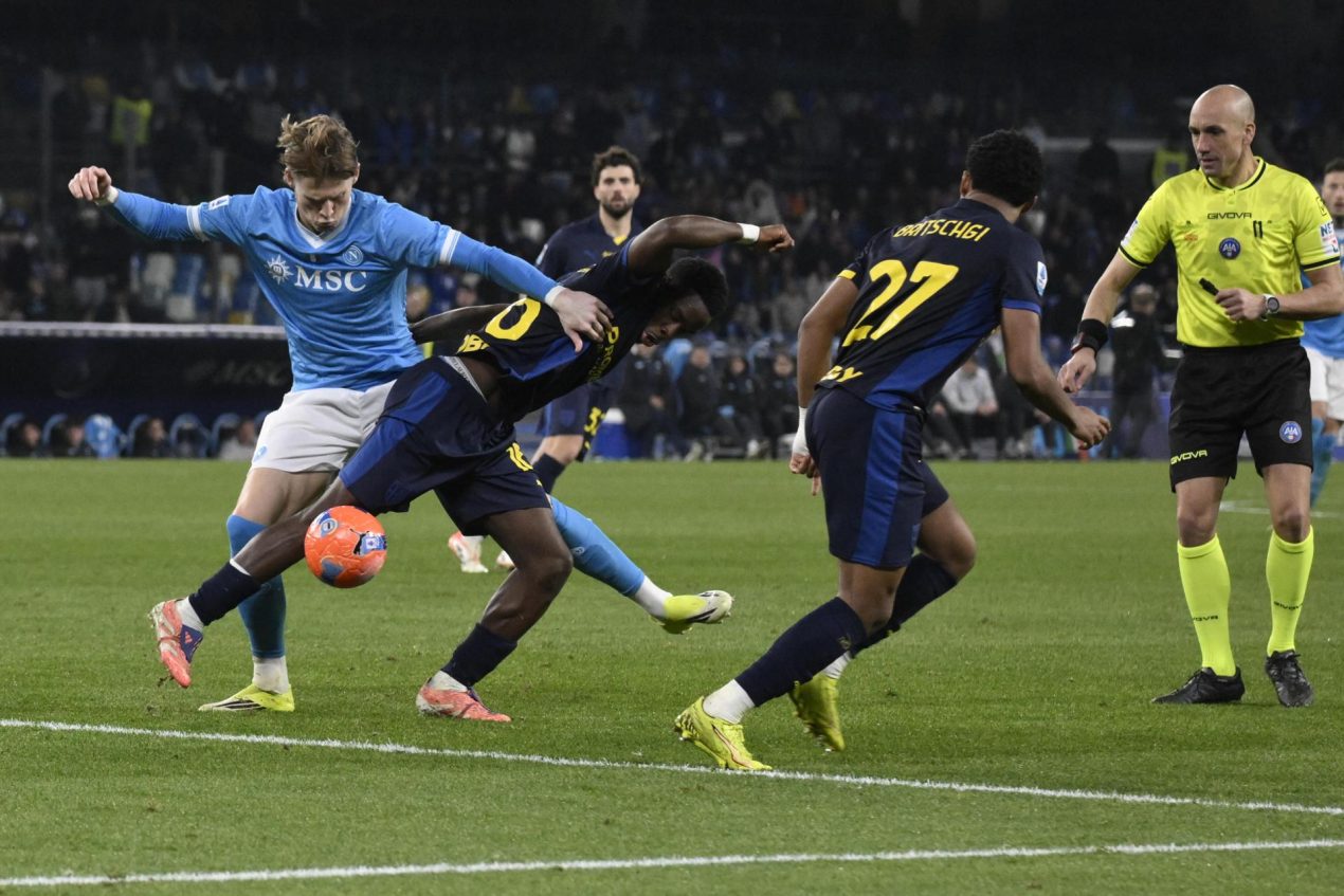 El medio del Nápoles Scott McTominay en acción durante el partido de la Serie A que han jugado SSC Napoli y Parma Calcio en el Diego Armando Maradona Stadium de Nápoles, Italia. EFE/EPA/CIRO FUSCO