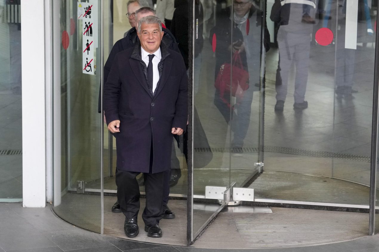 El presidente del FC Barcelona, Joan Laporta , a su salida de la Ciutat de la Justicia donde ha declarado con el vicepresidente Rafael Yuste como investigado por una presunta estafa de 91.500 euros a una mujer que invirtió en sus sociedades, en 2016.EFE/ Enric Fontcuberta