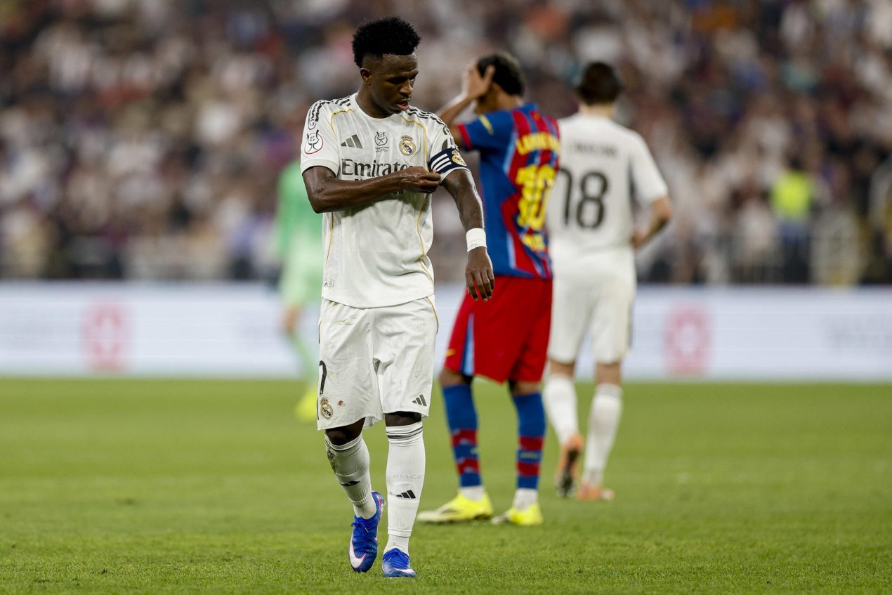 El delantero del Real Madrid Vinícius Jr se coloca el brazalete de capitán durante la final de la Supercopa de España entre el FC Barcelona y el Real Madrid, disputada el domingo 11 de enero. EFE/ Kai Försterling