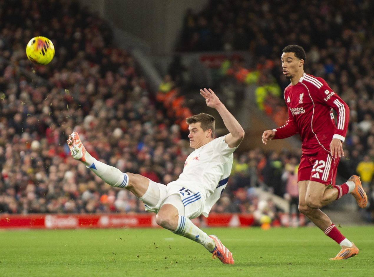 El jugador del Liverpool Hugo Ekitike (d) en acción junto al del Leeds Jake Bijol durante el partido de la Premier entre ambos equipos en Liverpool. EFE/EPA/PETER POWELL