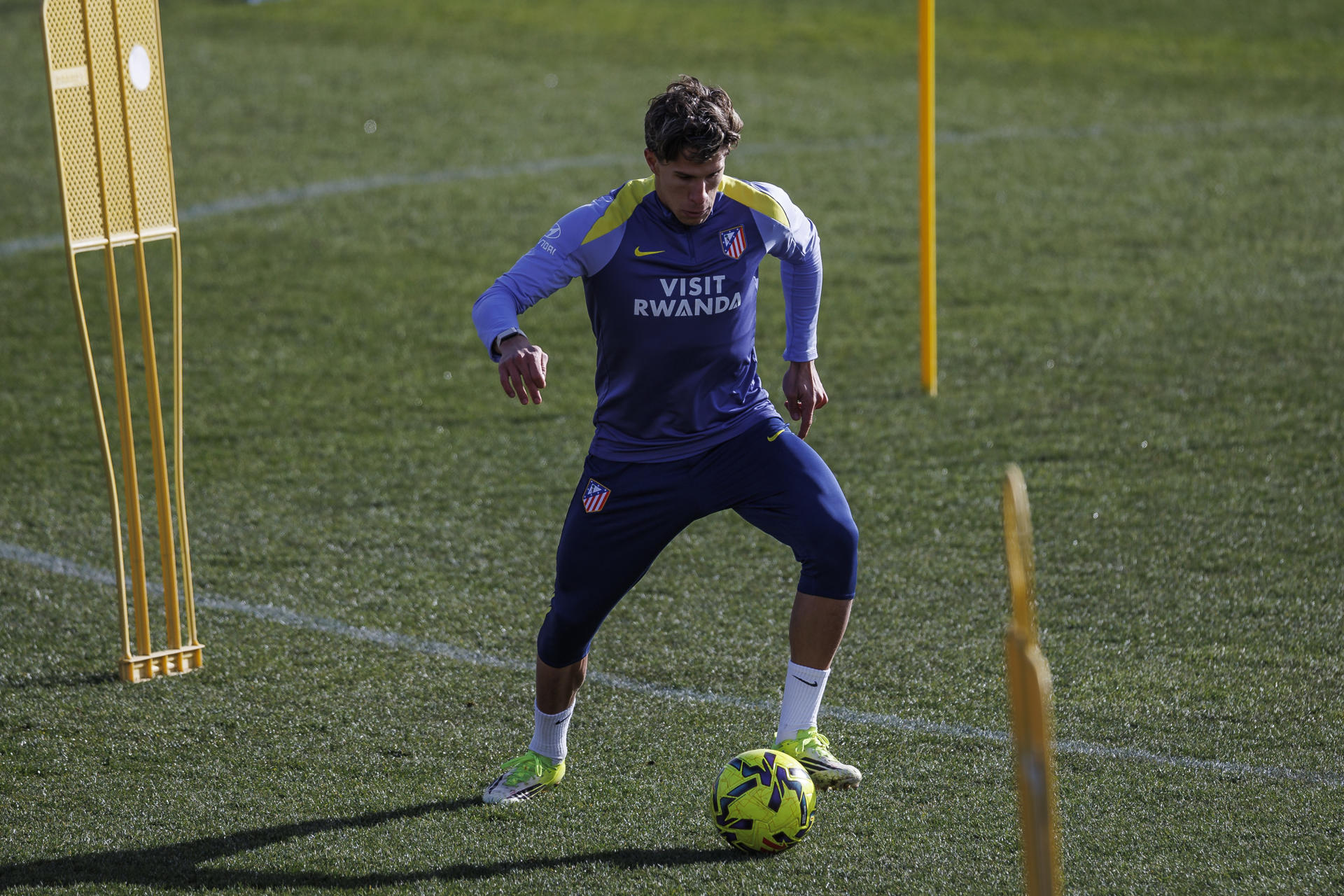 El futbolista del Atlético de Madrid Giuliano Simeone, durante el entrenamiento de su equipo del pasado 24 de enero. EFE/Rodrigo Jiménez