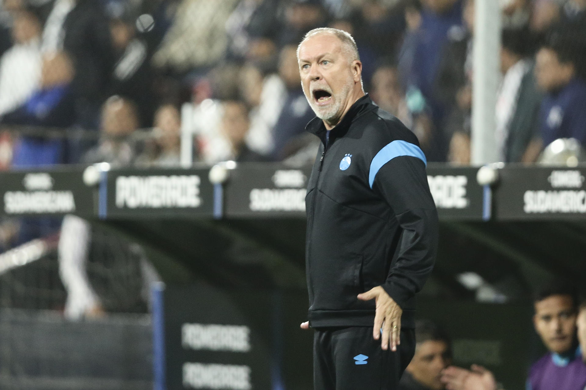 Imagen de archivo de Mano Menezes durante su último ciclo como técnico, al frente del Gremio de Porto Alegre. EFE/ John Reyes