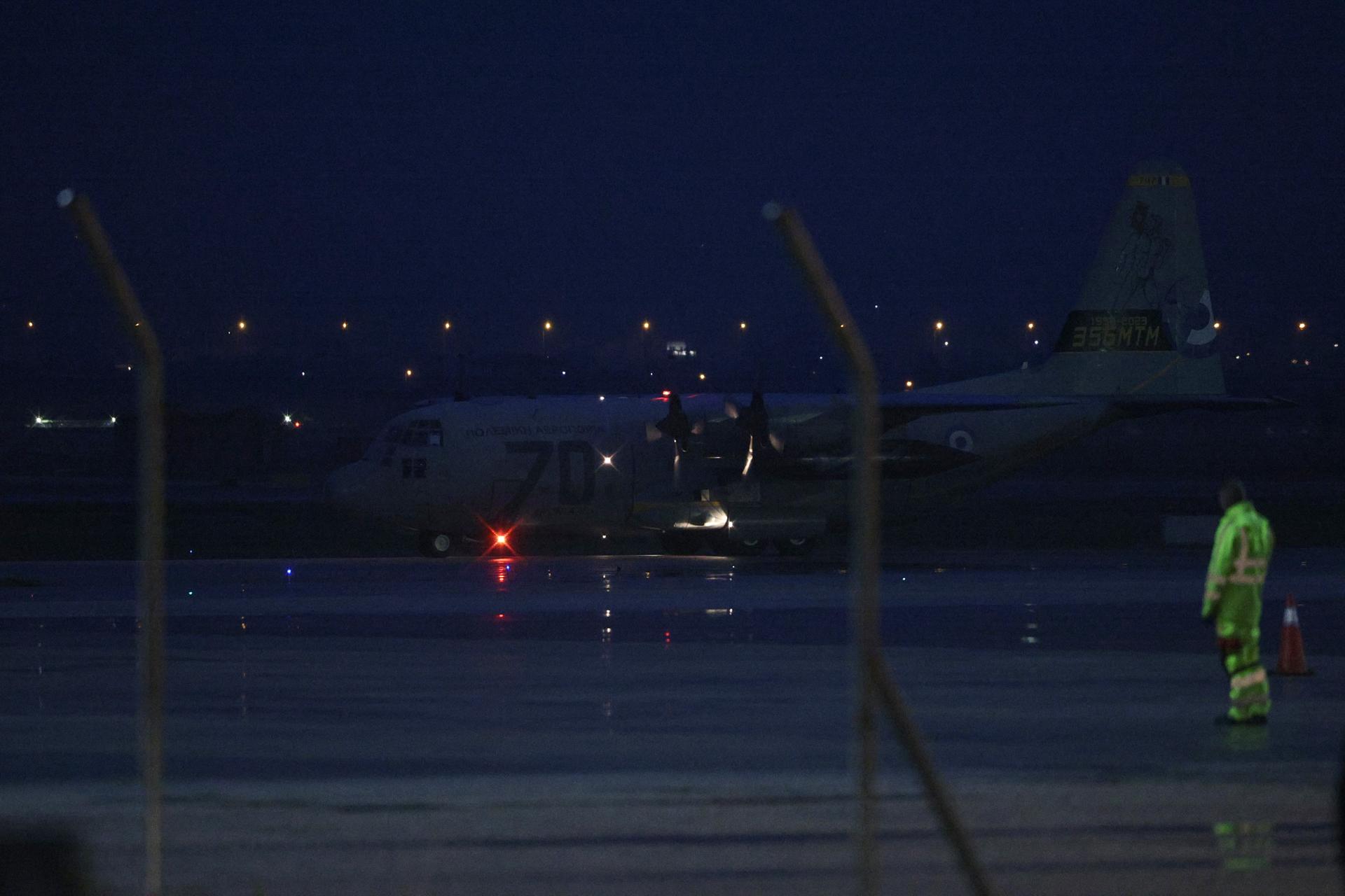 El avión C-130 que traslada los cuerpos de los siete aficionados del PAOK que perdieron la vida en un accidente de tráfico en Rumanía aterriza este jueves en Grecia. EFE/ Achilleas Chiras