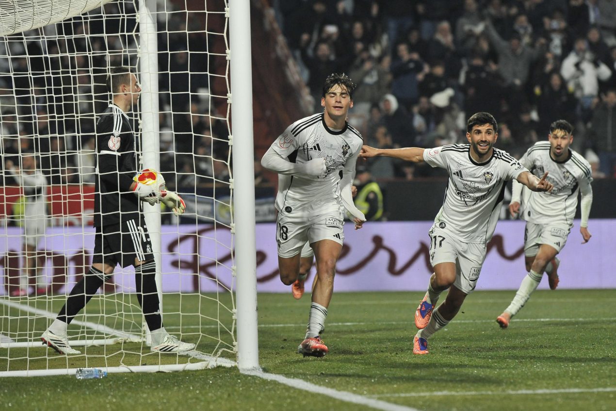 Los jugadores del Albacete celebran su primer gol, obra del defensa Javi Villar (3d) durante el partido de octavos de final de la Copa del Rey que Albacete Balompié y Real Madrid disputaron en el estadio Carlos Belmonte. EFE/Manu