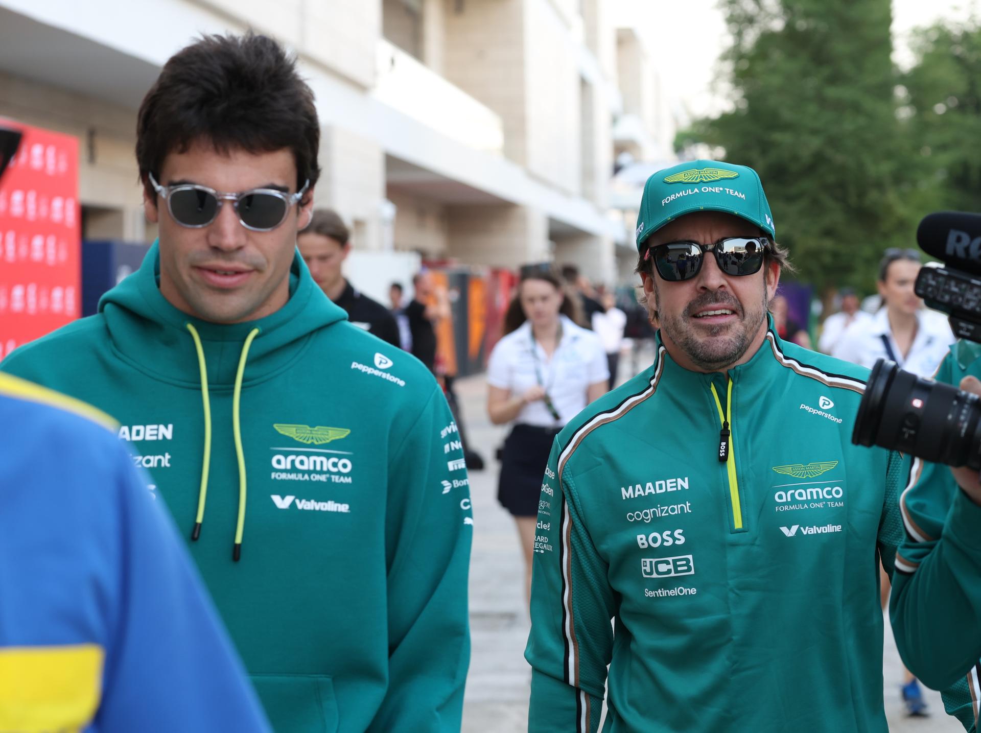 Fotografía de Ali Haider, en la que puede verse en una imagen de archivo del 28 de noviembre de 2025 a los pilotos de Aston Martin Fernando Alonso (d) y Lance Stroll (i). EFE