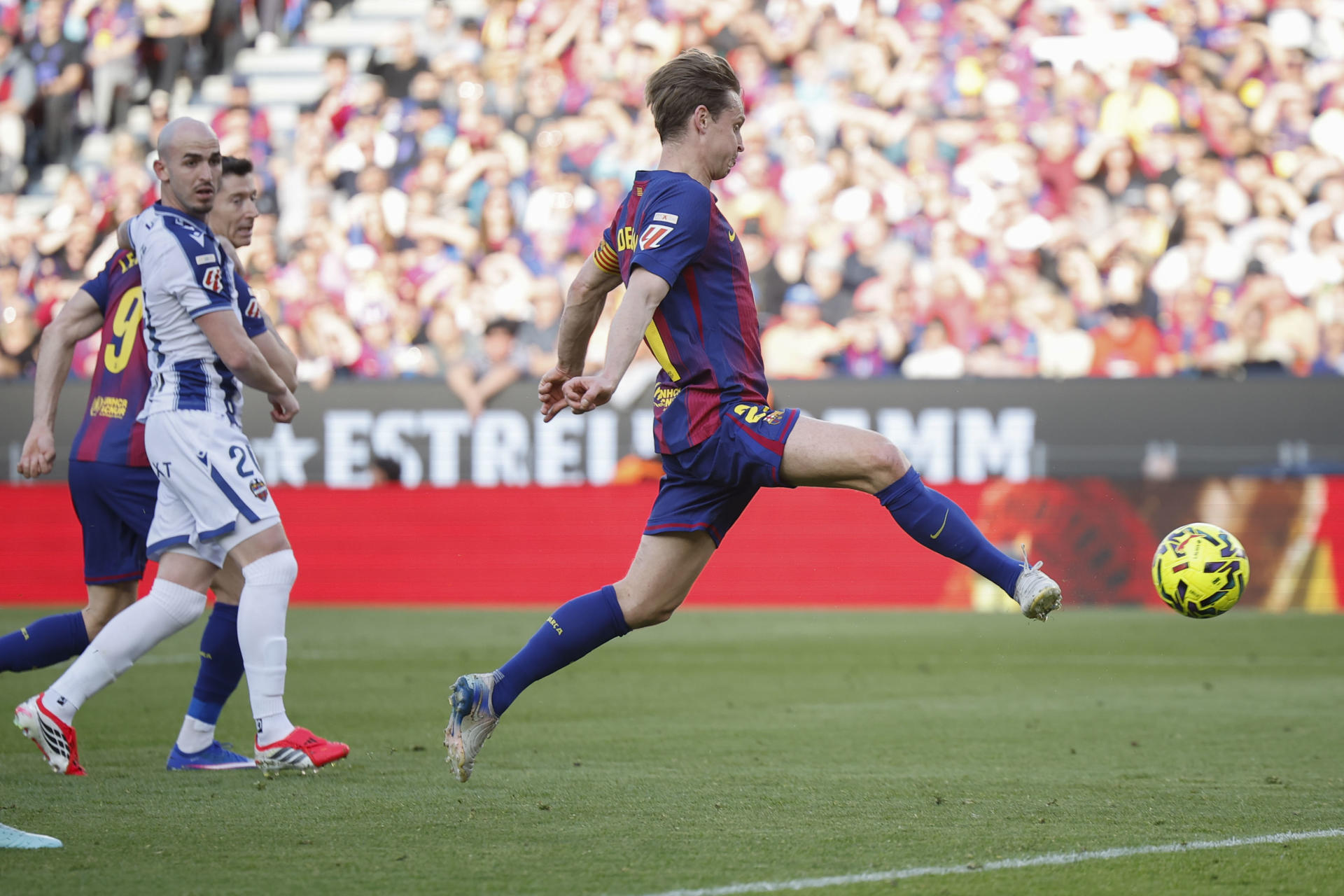 El centrocampista del FC Barcelona Frenkie de Jong, durante el partido disputado por su equipo frente al Levante el pasado 22 de febrero. EFE/ Alberto Estévez