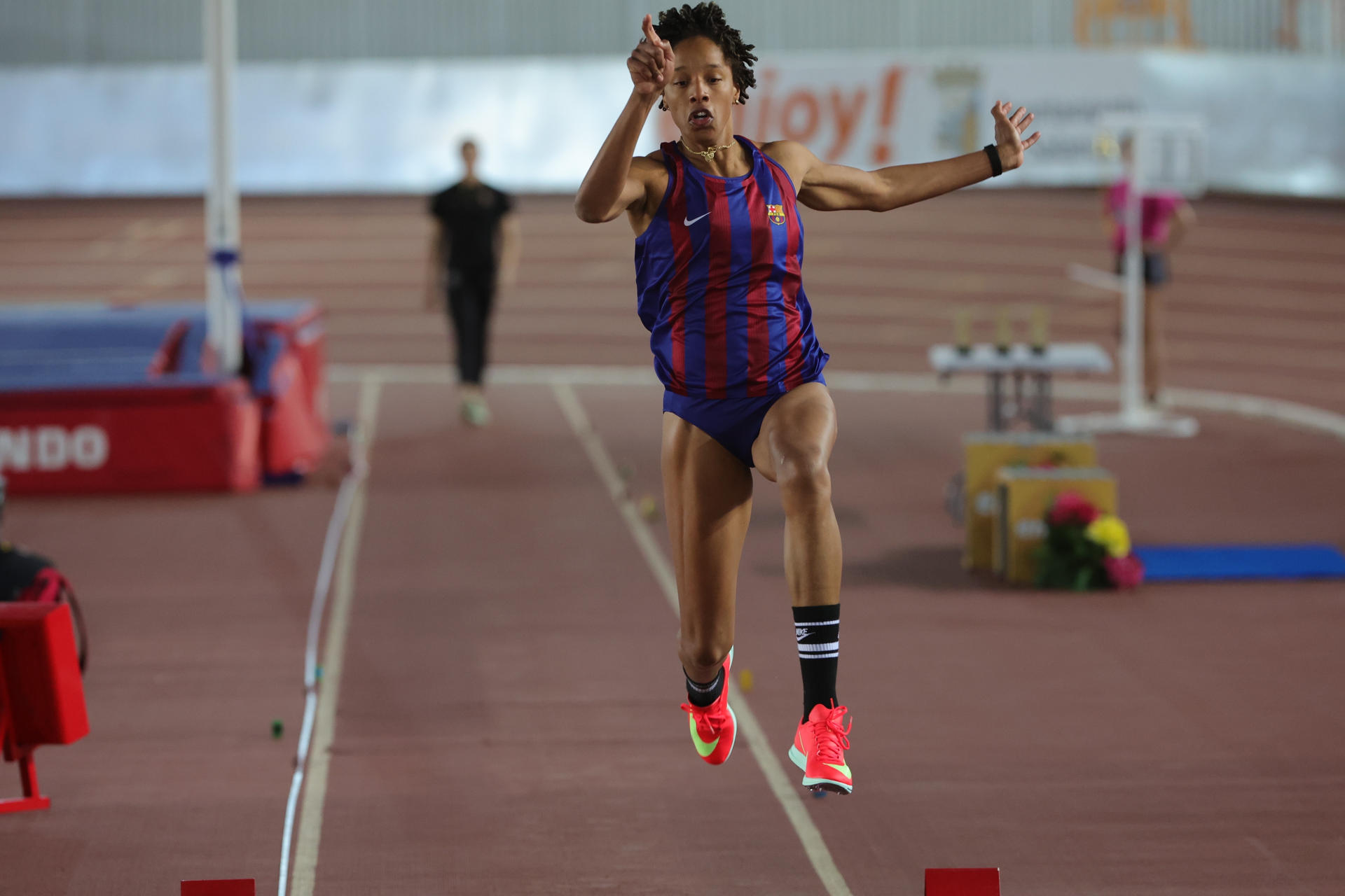 Fotografía de JMGARCIA, en la que puede verse en una imagen de archivo del 9 de marzo de 2025 a la atleta venezolana Yulimar Rojas con la camiseta del F.C. Barcelona, durante una competición. EFE