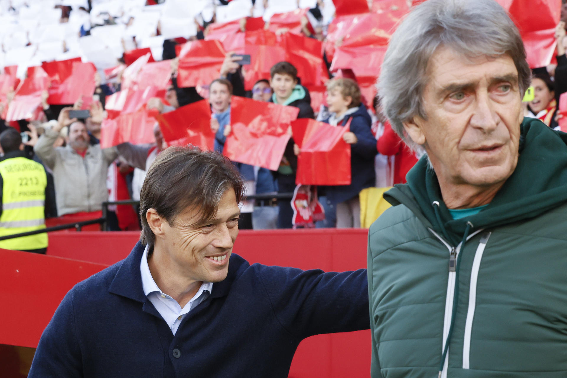 Manuel Pellegrini, técnico del Betis, junto al entrenador del Sevilla, Matías Almeyda (i), antes del derbi del pasado 30 de noviembre en el estadio Ramón Sánchez Pizjuán. EFE/ José Manuel Vidal