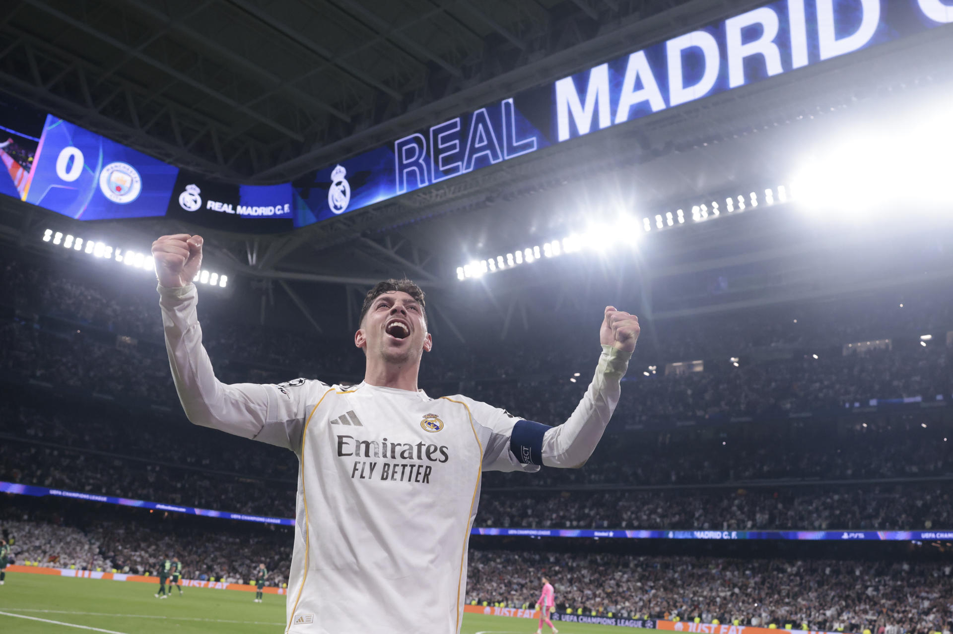 El centrocampista uruguayo del Real Madrid Fede Valverde celebra su tercer gol durante el encuentro correspondiente a la ida de los octavos de final de la Liga de Campeones que Real Madrid y Manchester City disputaron en el estadio Santiago Bernabéu, en Madrid. EFE/ Juanjo Martín