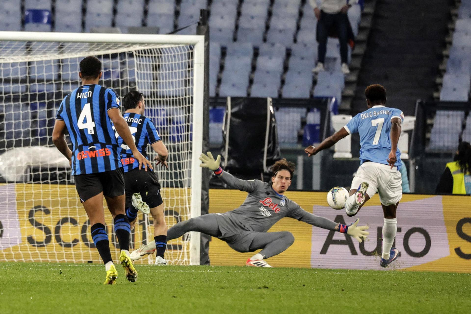 El jugador del Lazio Fisayo Dele-Bashiru logra el 1-0 durante el partido de semifinales de la Copa Italia que han jugado SS Lazio y Atalanta BC, en Roma, Italia. EFE/EPA/GIUSEPPE LAMI