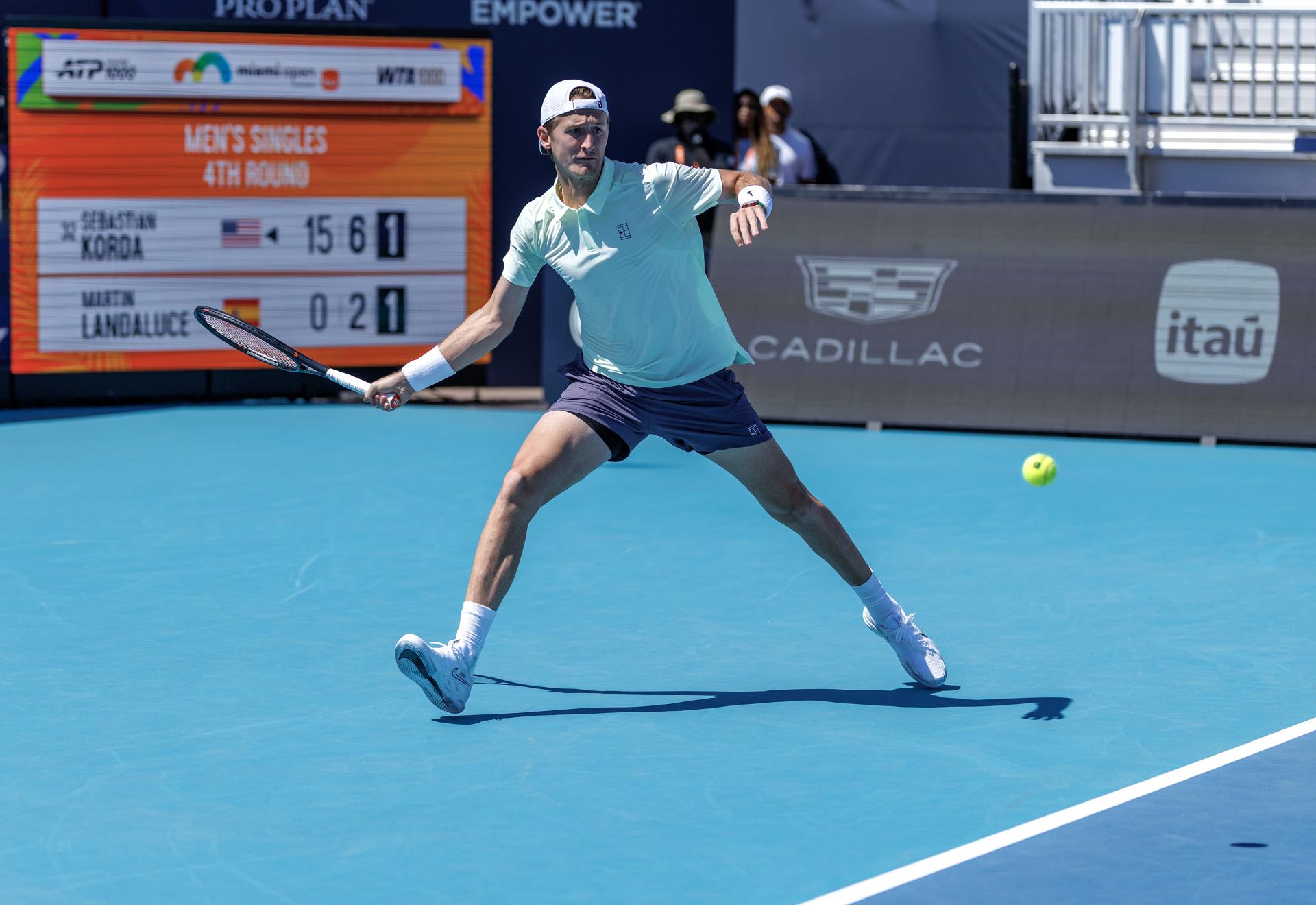 El estadounidense Sebastian Korda en acción contra el español Martín Landaluce durante el partido de octavos de final del torneo de tenis Miami Open 2026 en Miami, Florida (EE.UU.). EFE/CRISTOBAL HERRERA-ULASHKEVICH