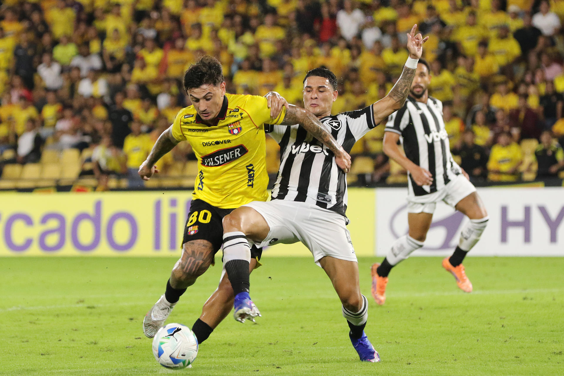 Sergio Núñez (i), de Barcelona, disputa el balón con Mateo Ponte, de Botafogo, durante un partido de clasificación de la Copa Libertadores entre Barcelona y Botafogo en el estadio Monumental Banco Pichincha en Guayaquil (Ecuador). EFE/Jonathan Miranda