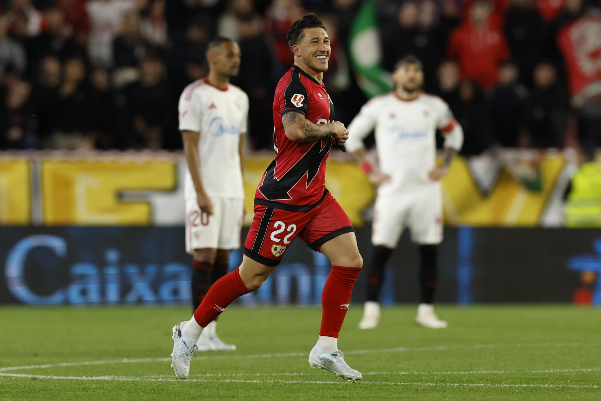 El defensa uruguayo del Rayo Alfonso Espino celebra su gol durante el partido de la jornada 27 de LaLiga que Sevilla FC y Rayo Vallecano disputaron en el estadio Ramón Sánchez-Pizjuán. EFE/Julio Muñoz