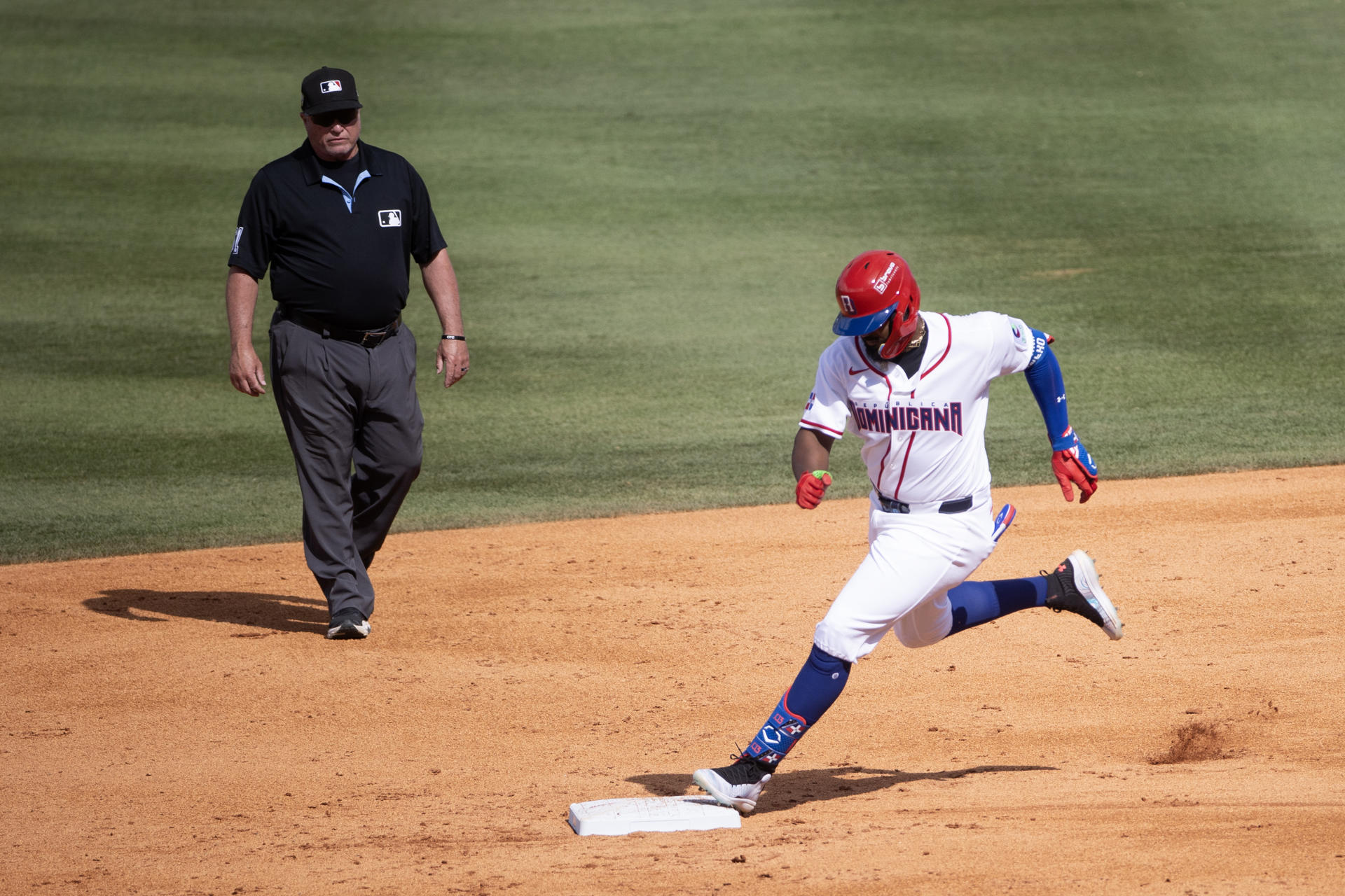 Junior Caminero, de República Dominicana, corre a tercera base durante un partido de exhibición entre la selección de República Dominicana y los Tigres de Detroit en el Estadio Quisqueya Juan Marichal, en Santo Domingo (República Dominicana). EFE/Orlado Barría