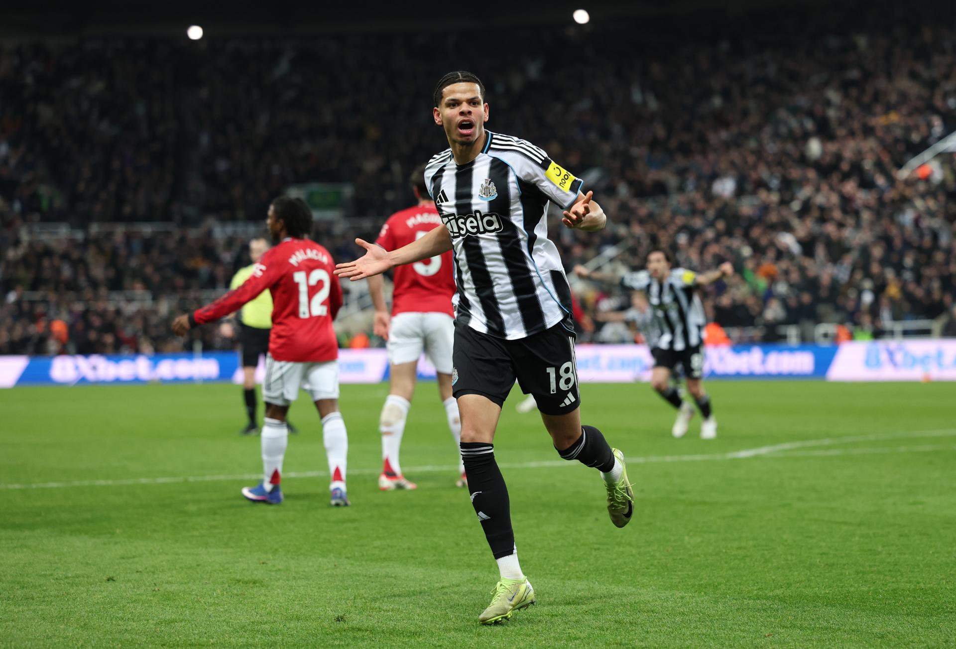 El jugador del Newcastle William Osula celebvra el 2-1 durante el partido de la Premier League que han jugado Newcastle United y Manchester United, en Newcastle, Reino Unido. EFE/EPA/ADAM VAUGHAN