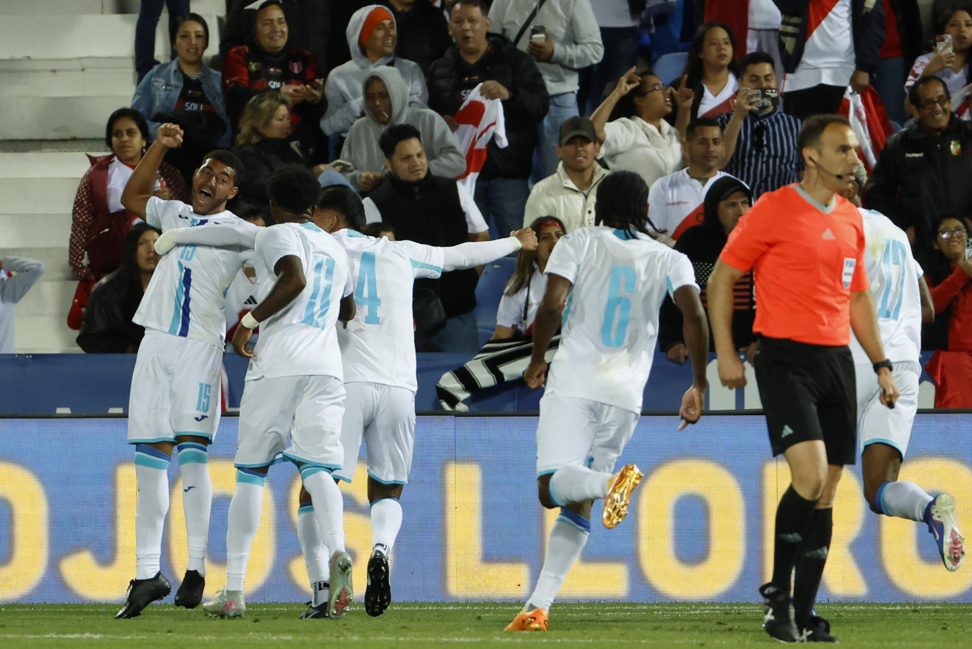 Los jugadores de la selección de fútbol de Honduras celebran el segundo gol del equipo durante el partido amistoso que disputan las selecciones nacionales de Perú y Honduras, este martes en el estadio Municipal de Butarque en Leganés (Comunidad de Madrid). EFE/ Mariscal