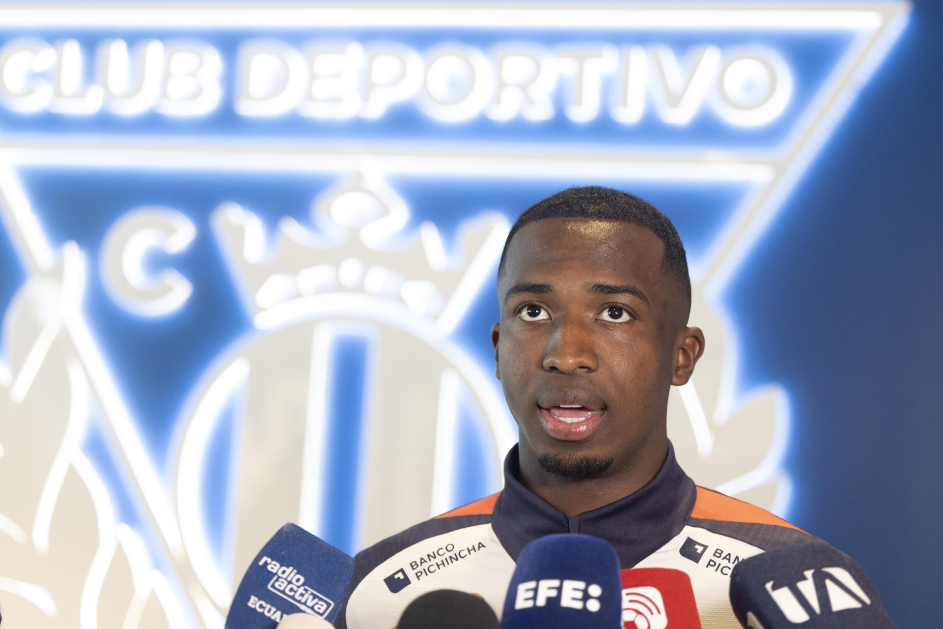 El jugador de la selección de Ecuador Willian Pacho, realiza declaraciones a su llegada al entrenamiento en el Estadio Municipal de Butarque en Leganés (Madrid), este martes. El conjunto dirigido por Sebastián Beccacece jugará contra Marruecos, este 27 de marzo, y el día 31 ante Países Bajos. EFE/ Sergio Pérez