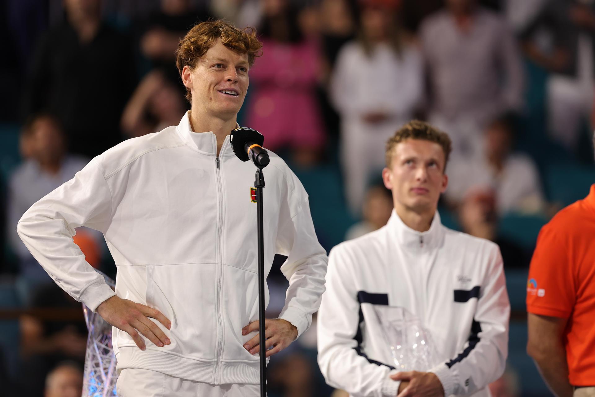 El tenista italiano Jannik Sinner habla en el escenario tras vencer al checo Jiří Lehečka (derecha), en la final masculina del torneo de tenis Miami Open 2026 en el Hard Rock Stadium de Miami, Florida, EE.UU. EFE/EPA/CRISTÓBAL HERRERA-ULASHKEVICH
