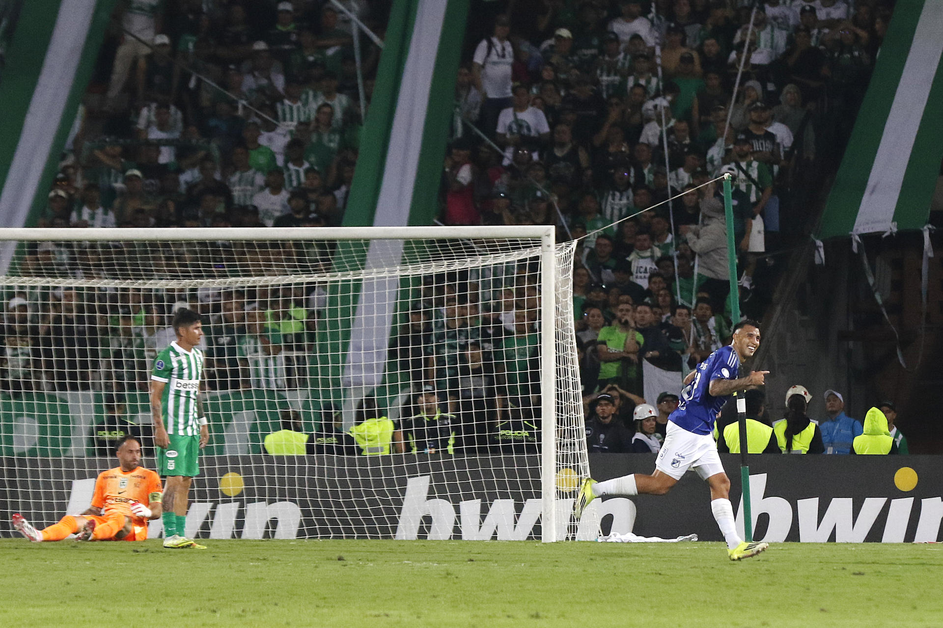 Rodrigo Contreras (d), de Millonarios, celebra un gol durante un partido de la primera fase de la Copa Sudamericana entre Atlético Nacional y Millonarios en el estadio Atanasio Girardot en Medellín (Colombia). EFE/STR