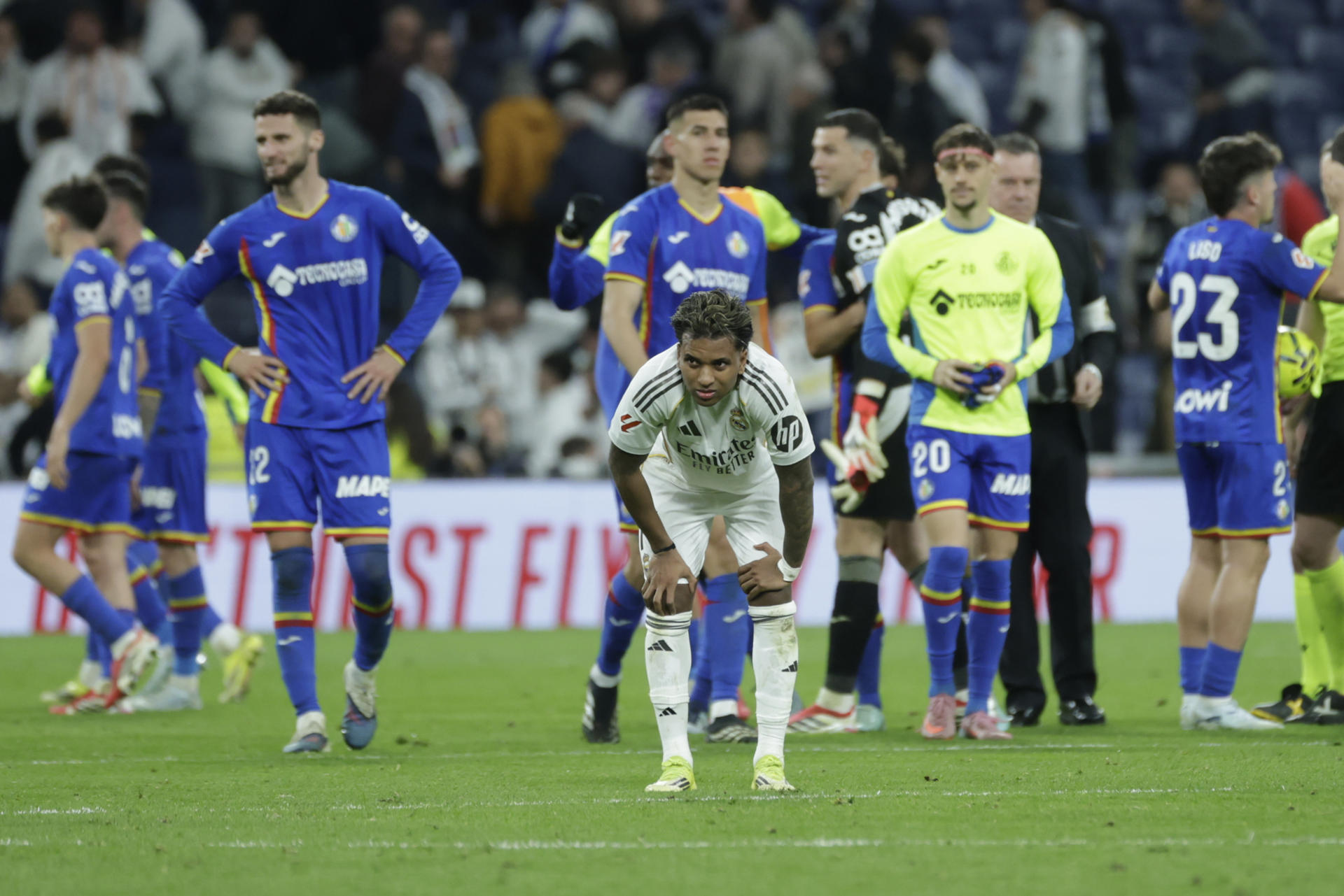 El delantero brasileño del Real Madrid Rodrygo Goes, a la finalización del encuentro contra el Getafe. EFE / Juanjo Martín.