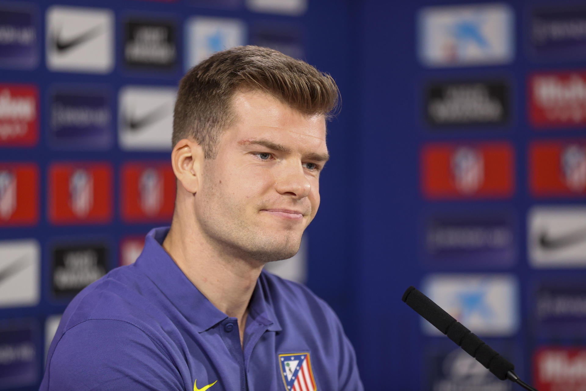 El delantero noruego del Atlético de Madrid Alexander Sørloth ofrece una rueda de prensa, en Majadahonda (Comunidad de Madrid). EFE/ Víctor Lerena