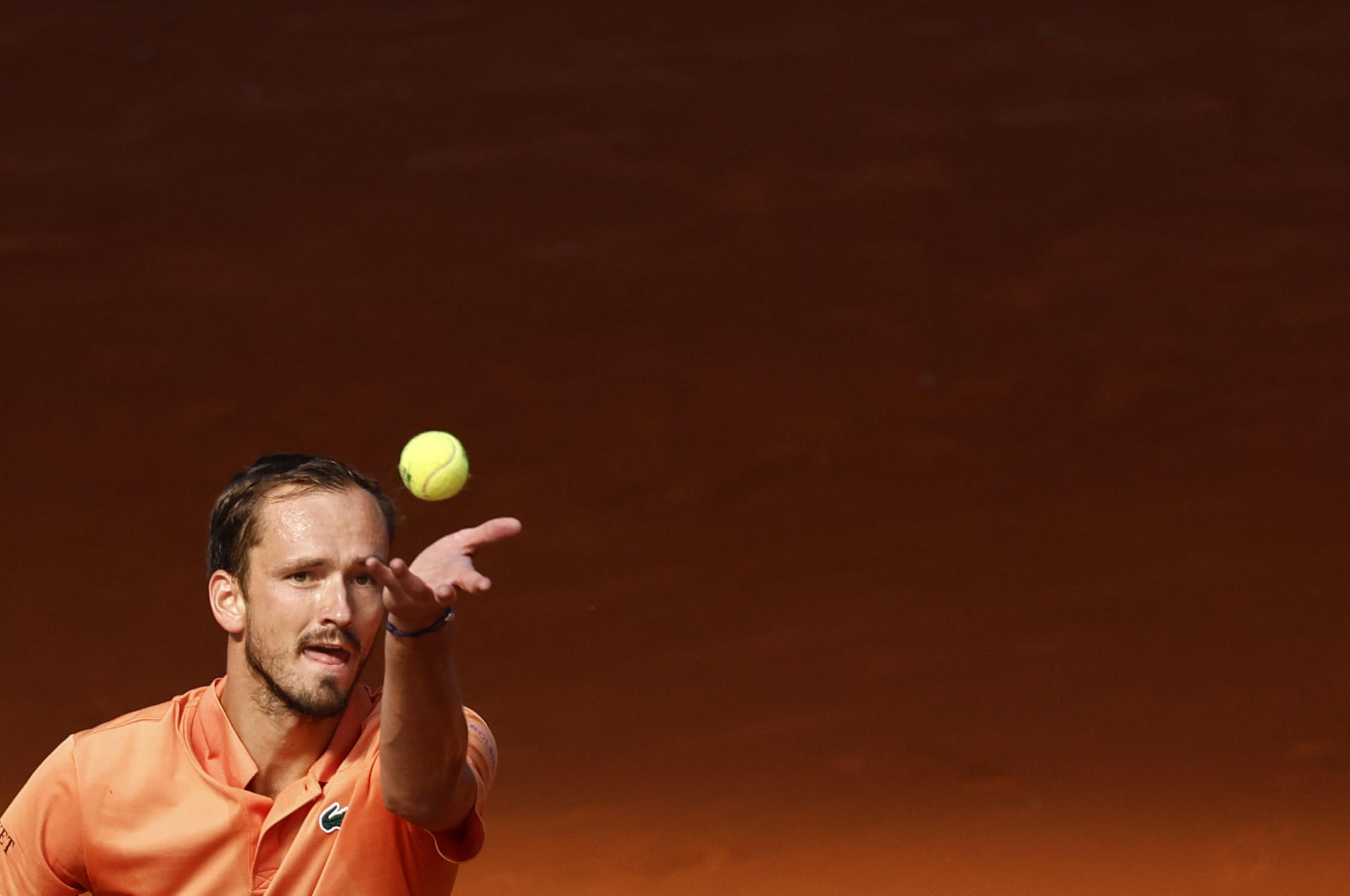 El tenista ruso Daniil Medvédev durante su encuentro ante el noruego Nicolai Budkov Kjær en los dieciseisavos de final del Mutua Madrid Open, este lunes en la Caja Mágica de la capital española. EFE/ Sergio Pérez
