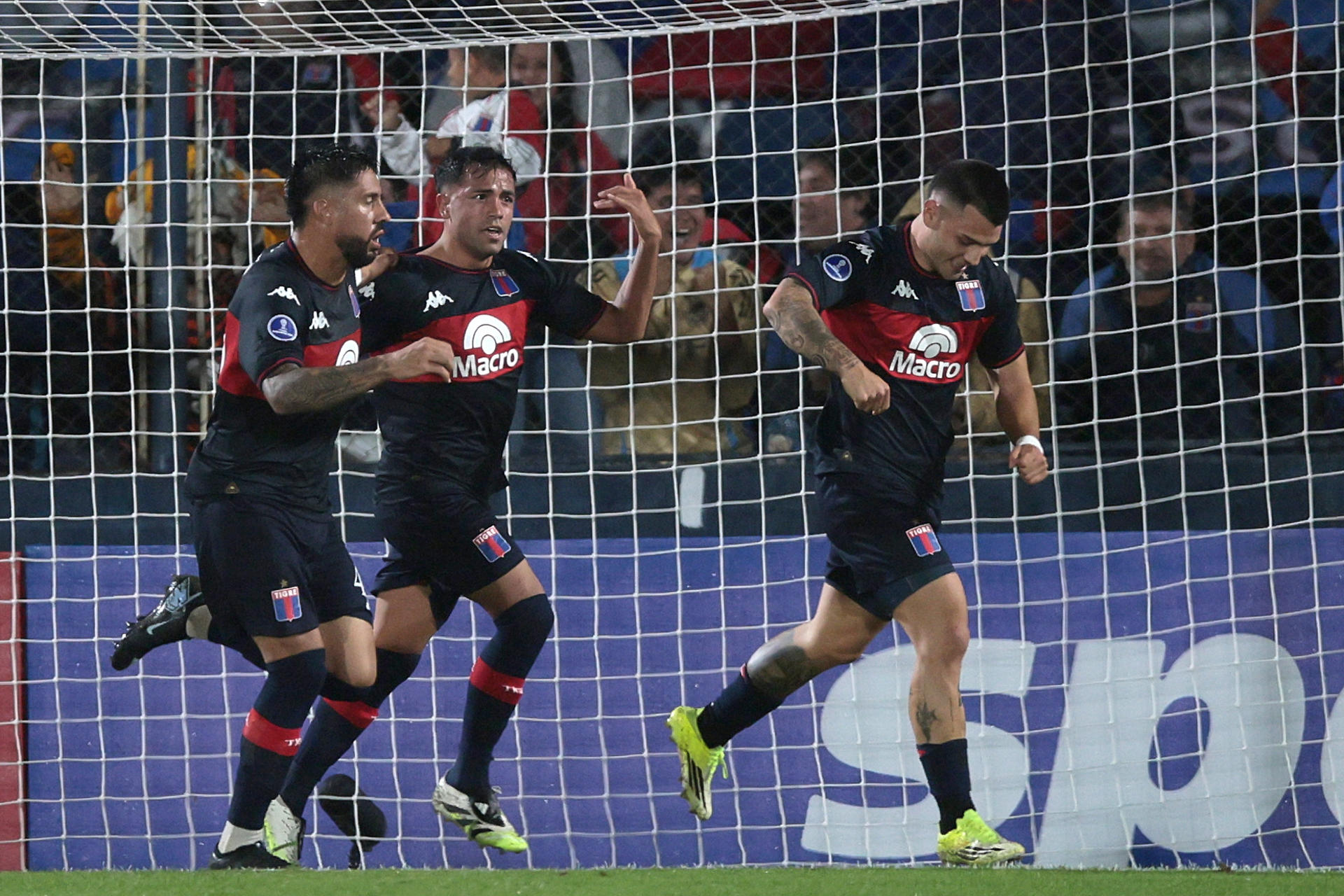 Jugadores de Tigre celebran un gol ante el América en partido de la fase de grupos de la Copa Sudamericana en el estadio José Dellagiovanna en Victoria (Argentina). EFE/Adán González