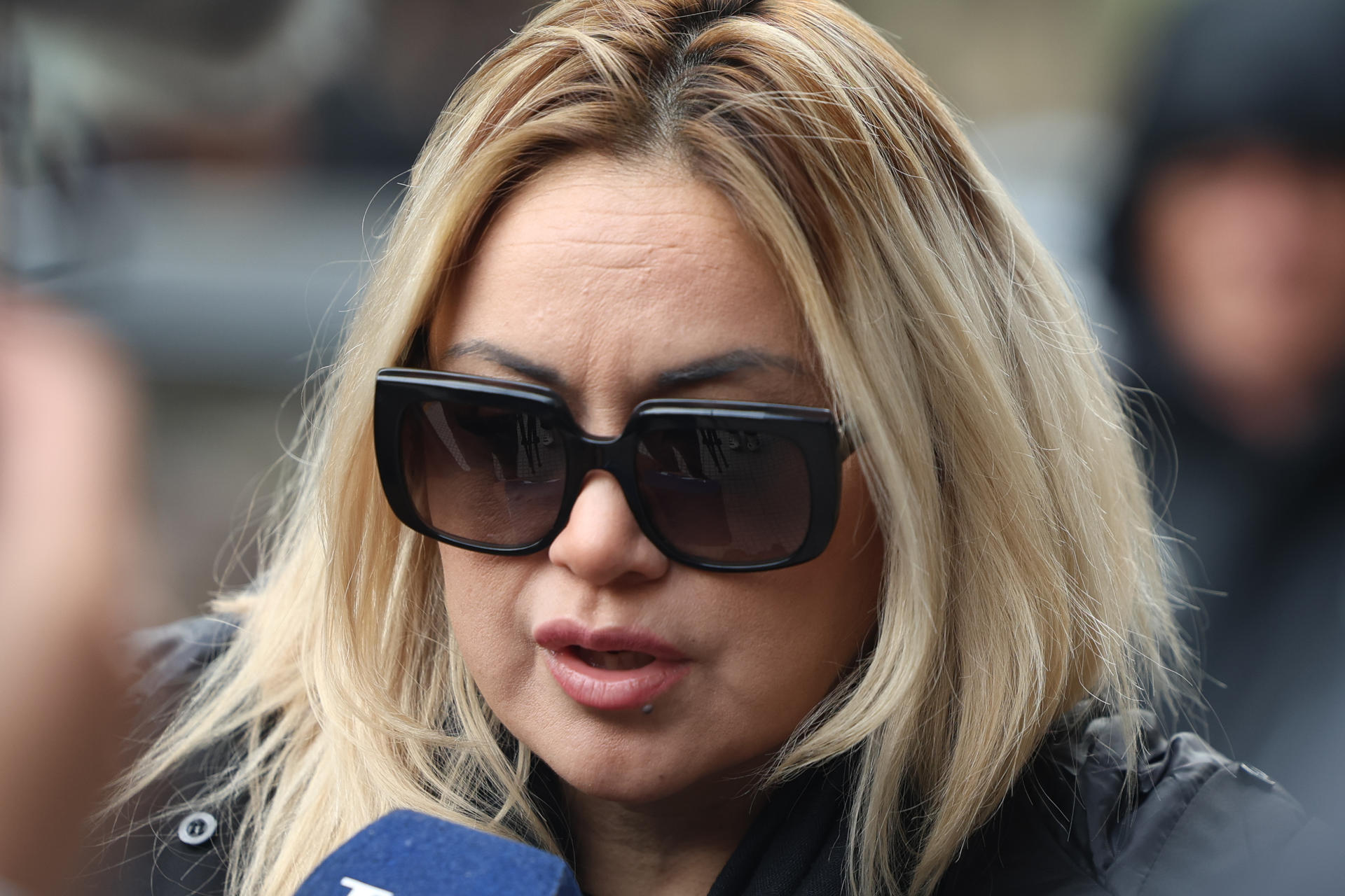 Fotografía de archivo, tomada en mayo de 2025, de Verónica Ojeda, expareja de Diego Armando Maradona, al atender a la prensa, en Buenos Aires (Argentina). EFE/Juan Ignacio Roncoroni