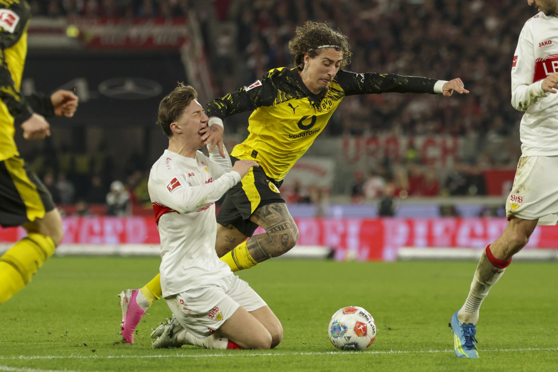 El jugador del Stuttgart Angelo Stiller (I) en acción ante Fabio Silva, del Dortmund, durante el partido de la Bundesliga que han jugado VfB Stuttgart y Borussia Dortmund en Stuttgart, Alemania. EFE/EPA/CHRISTOPHER NEUNDORF